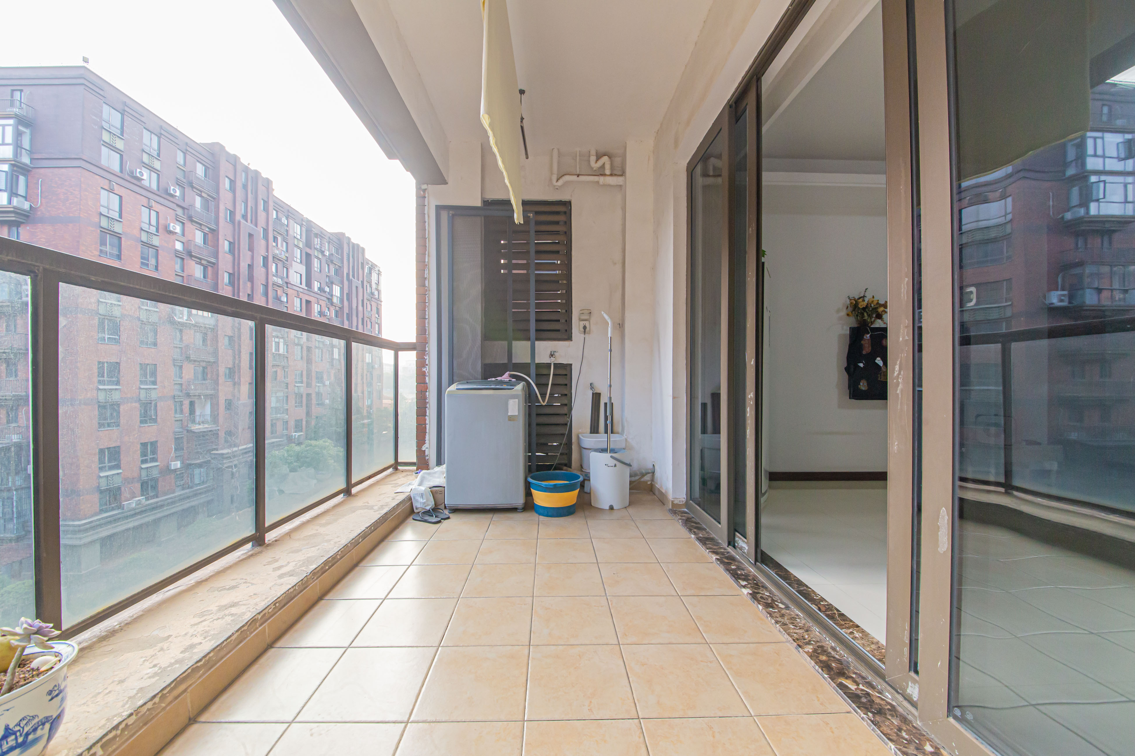 绿地公馆(绿地名邸)  3室2厅2卫    162.0万 绿地公馆(绿地名邸)  3室2厅2卫    162.0万阳台