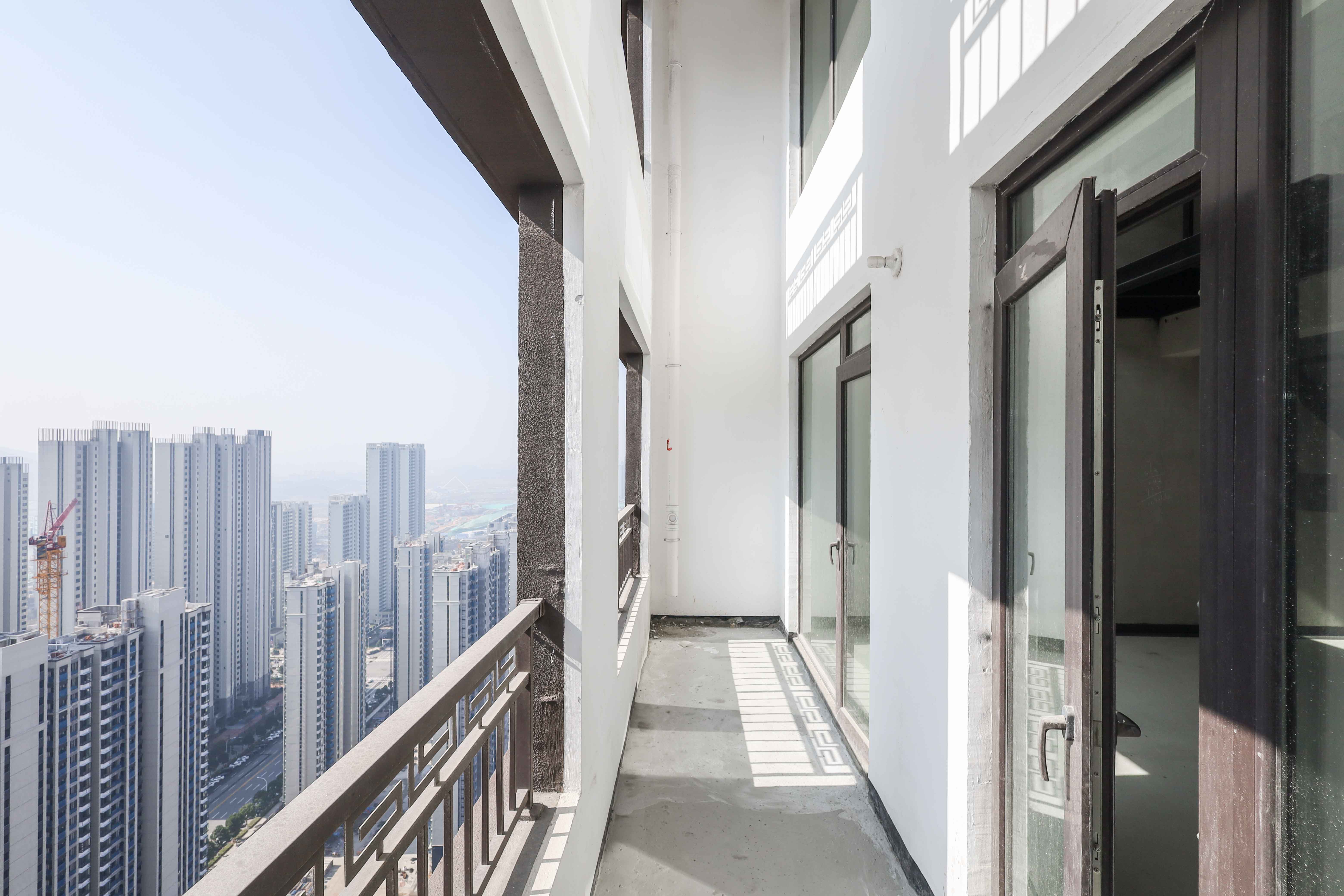 建发央著  4室2厅3卫   220.00万阳台