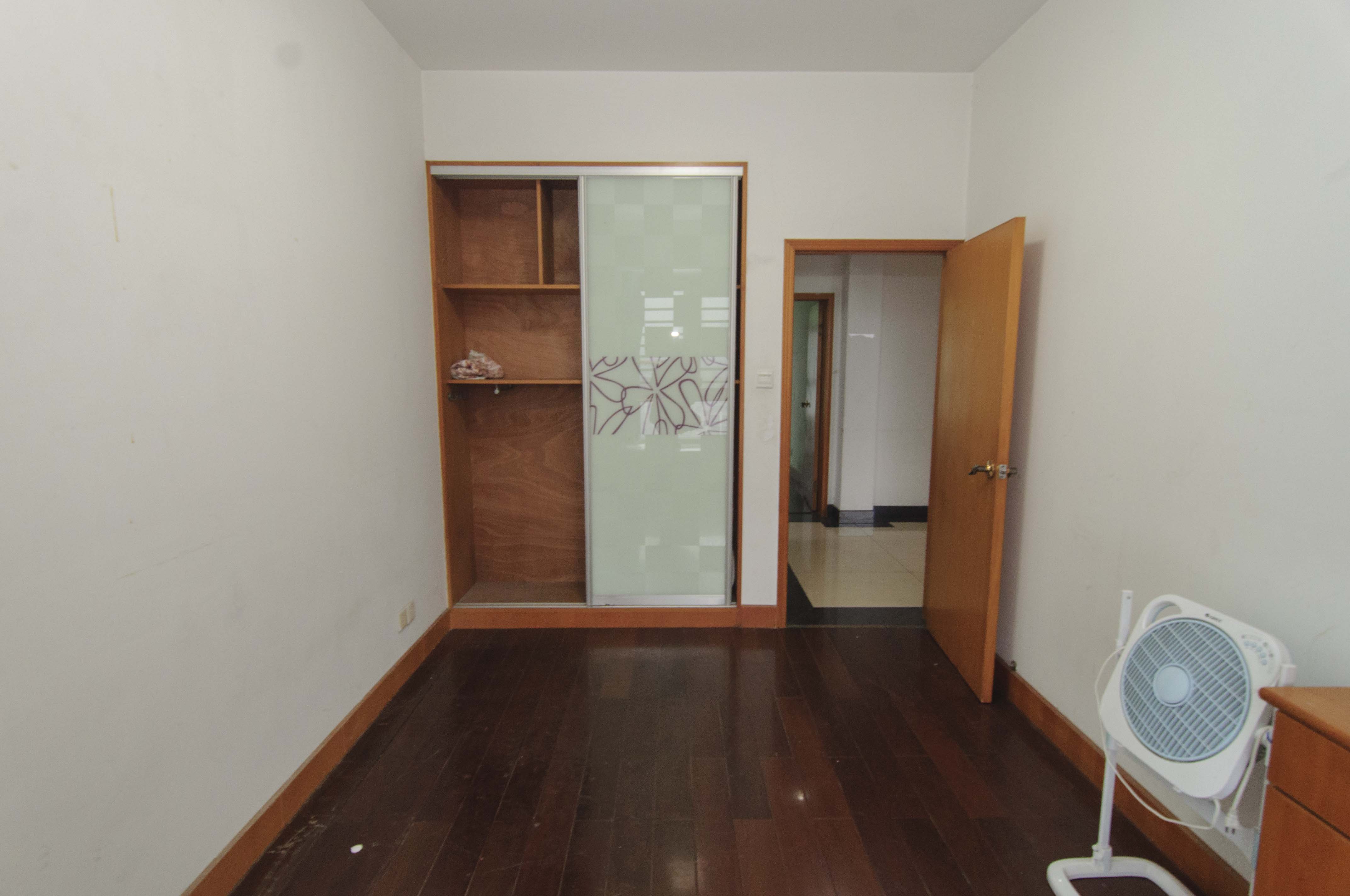 创远景园  3室2厅2卫   162.00万卧室