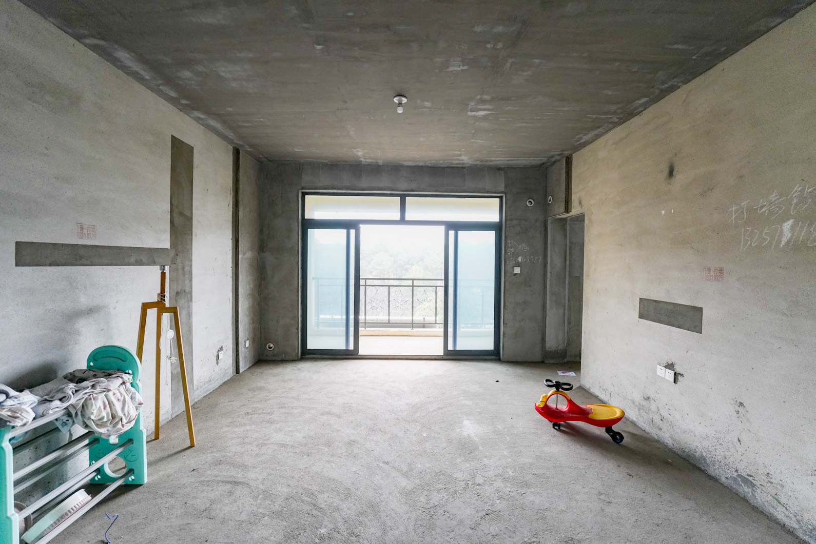 五礦萬境園  4室2廳2衛(wèi)    182.0萬客廳