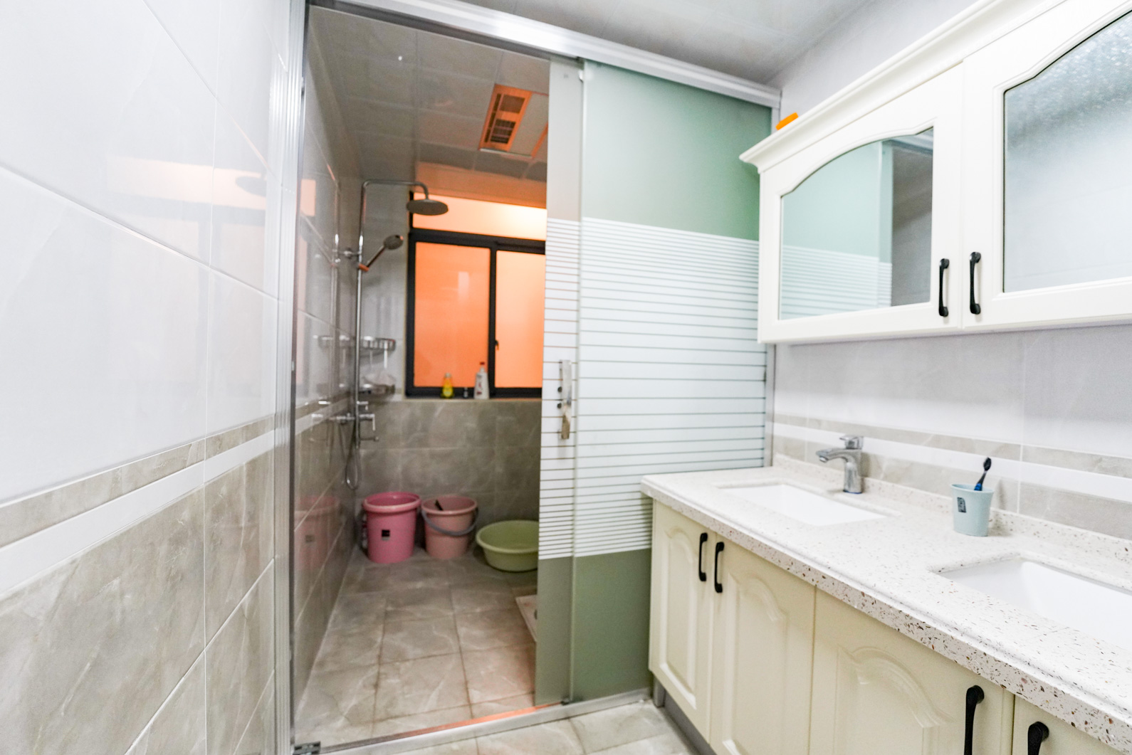 华银天际  6室2厅2卫    150.0万卫生间