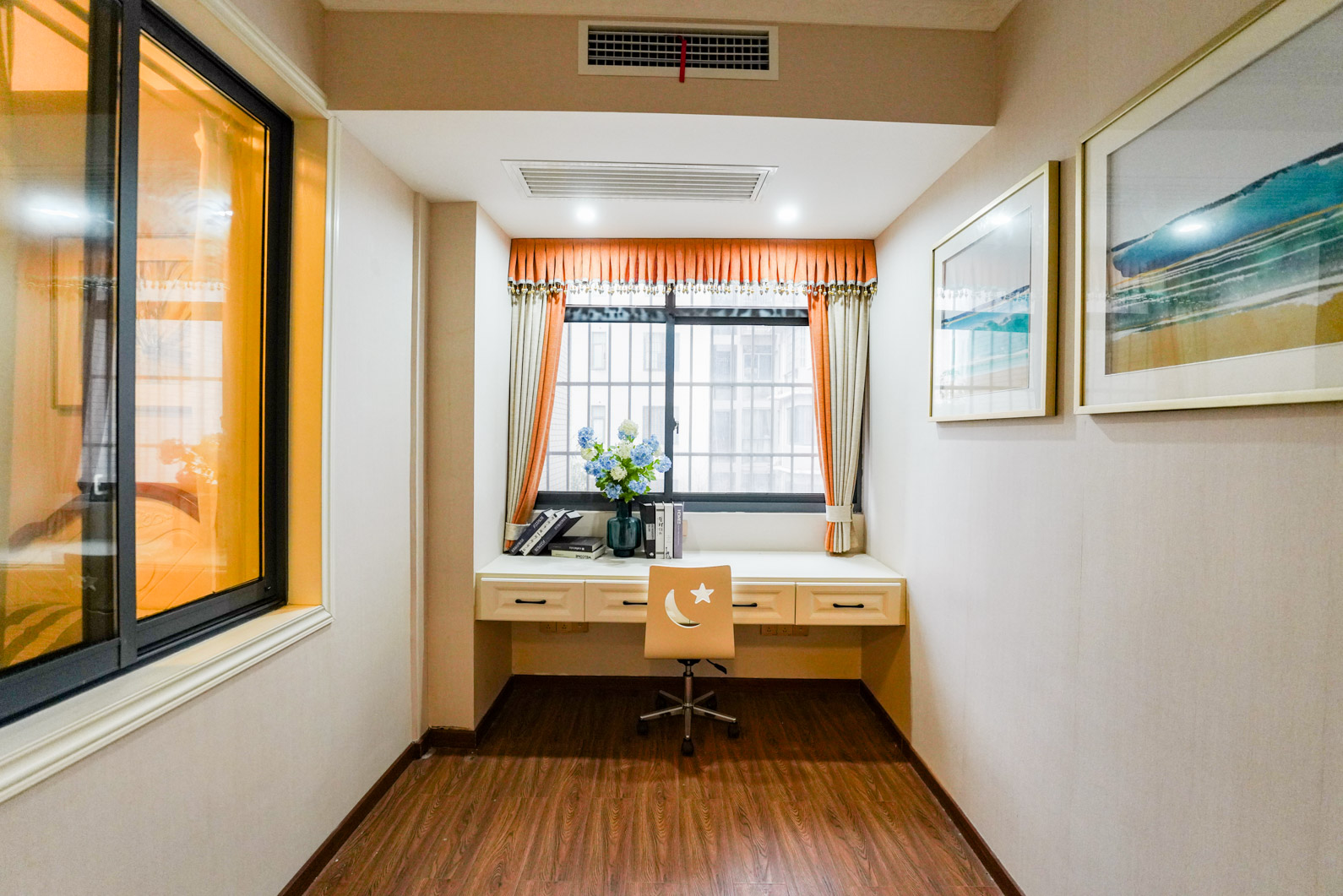 华银天际  6室2厅2卫    150.0万卧室