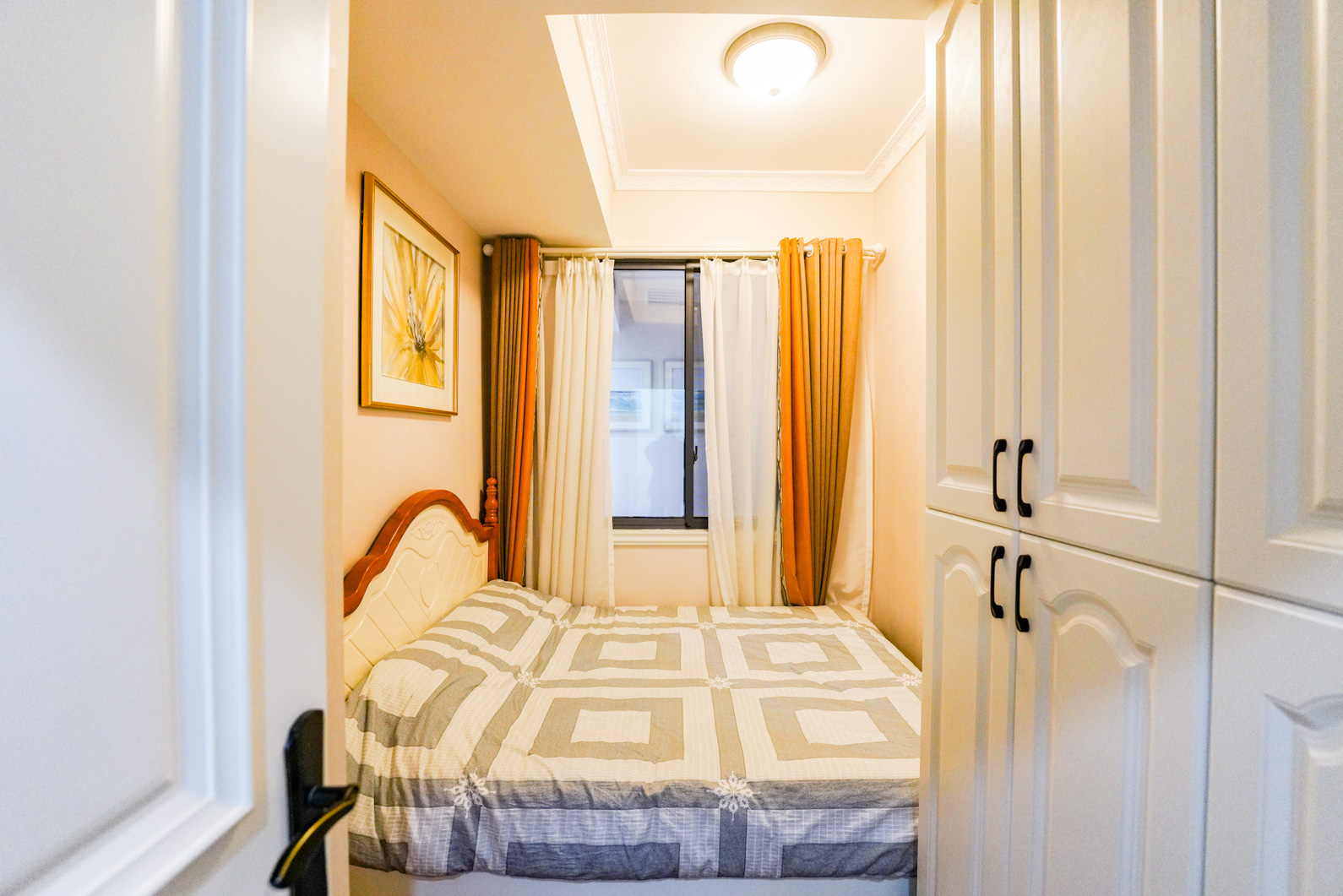 华银天际  6室2厅2卫    150.0万卧室