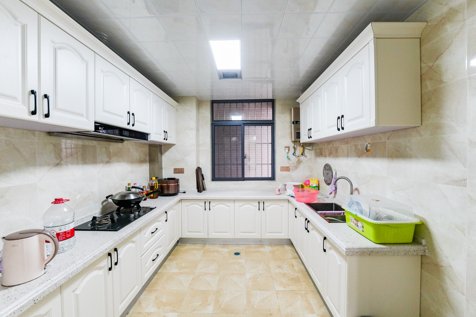 华银天际  6室2厅2卫    150.0万厨房