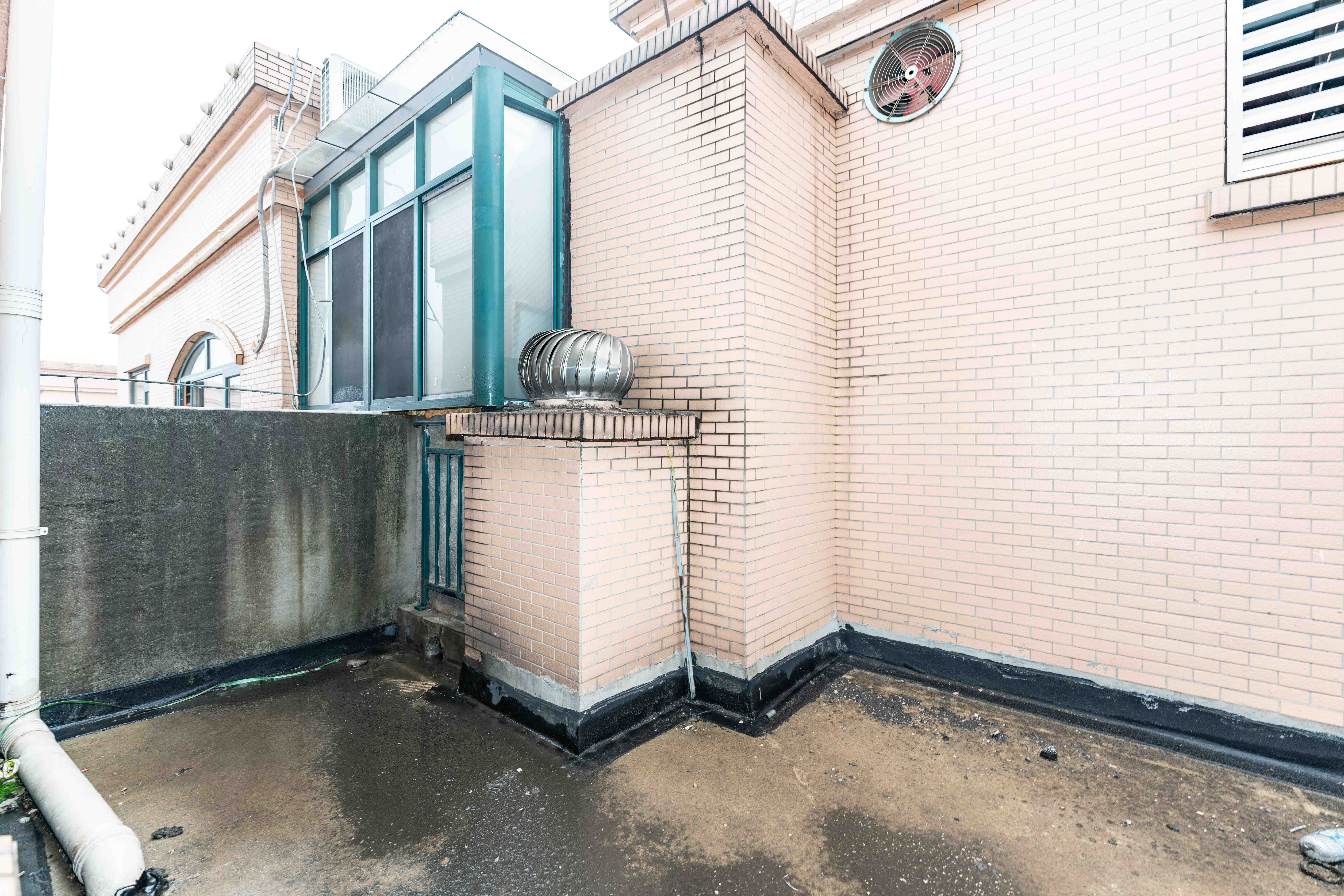 丽发新城  4室2厅2卫    83.8万阳台