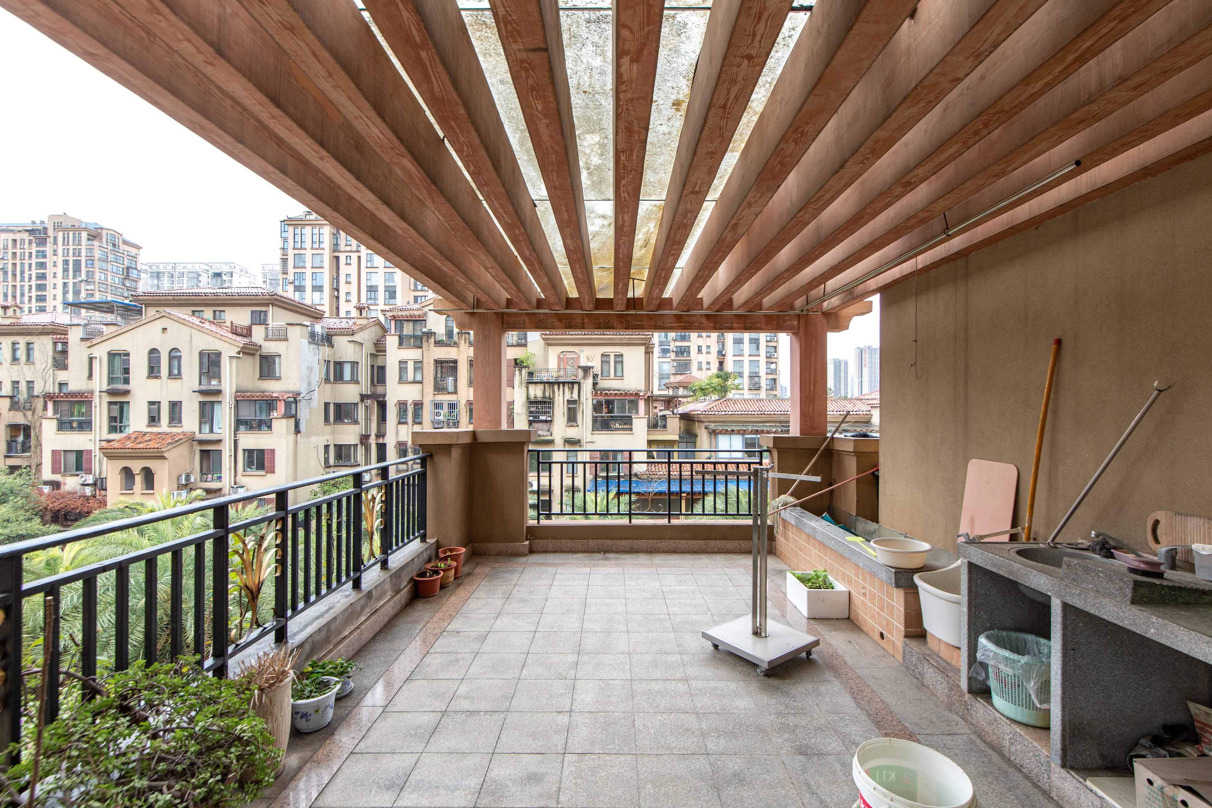 中城丽景香山园  9室2厅4卫   385.00万阳台
