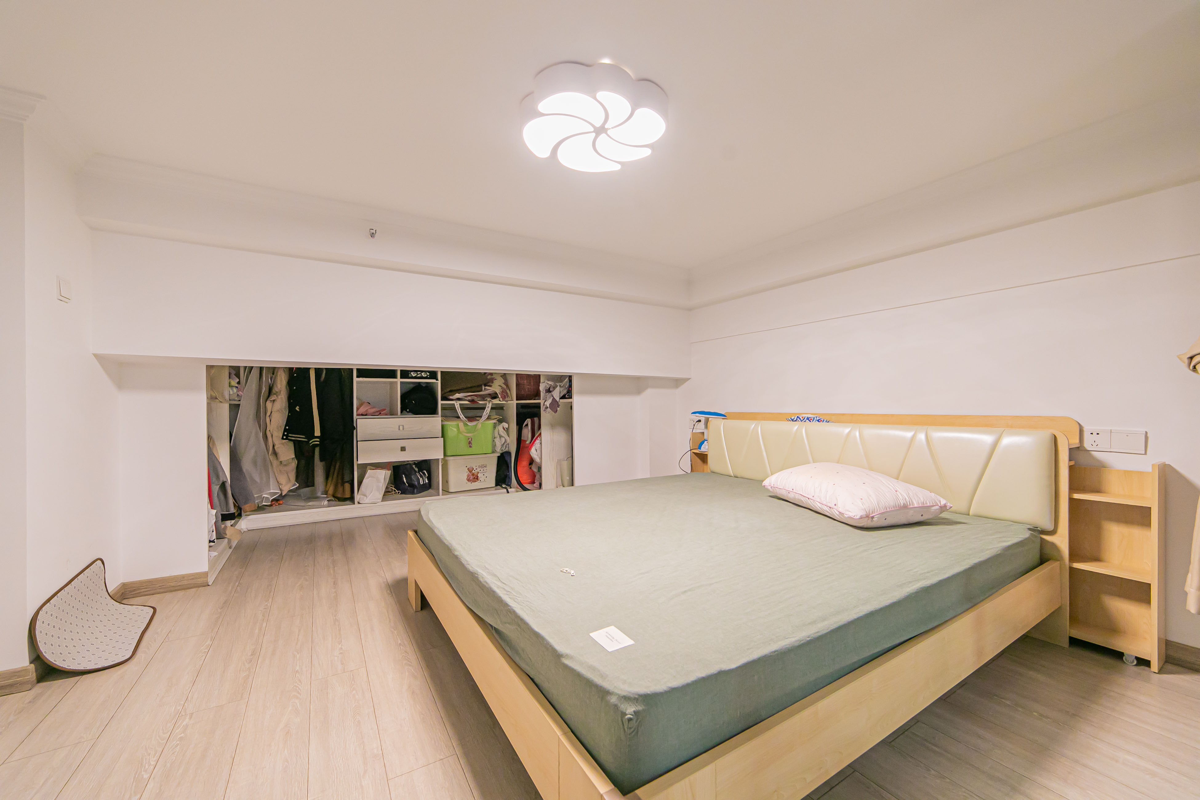 MOMA当代广场  2室2厅1卫    44.98万 MOMA当代广场  2室2厅1卫    44.98万卧室