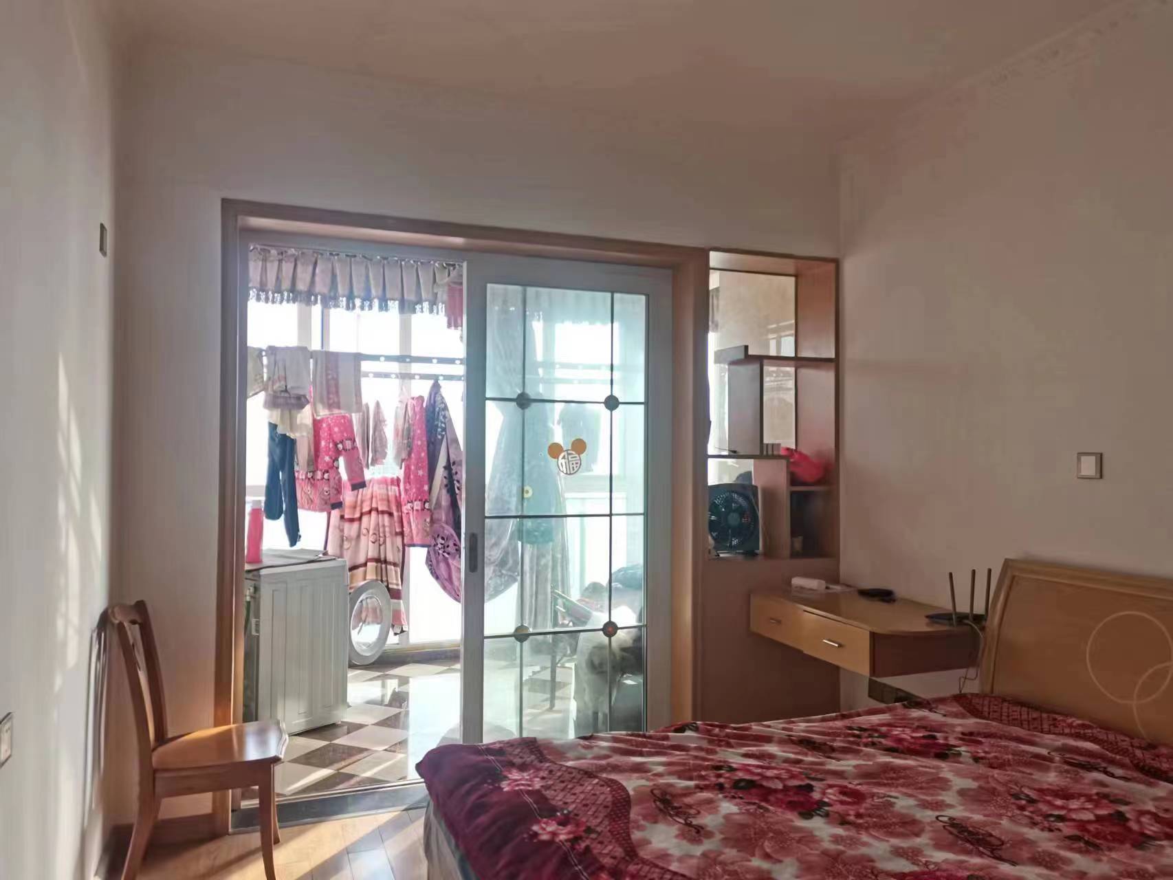 建设鑫苑  4室2厅2卫   99.80万客厅