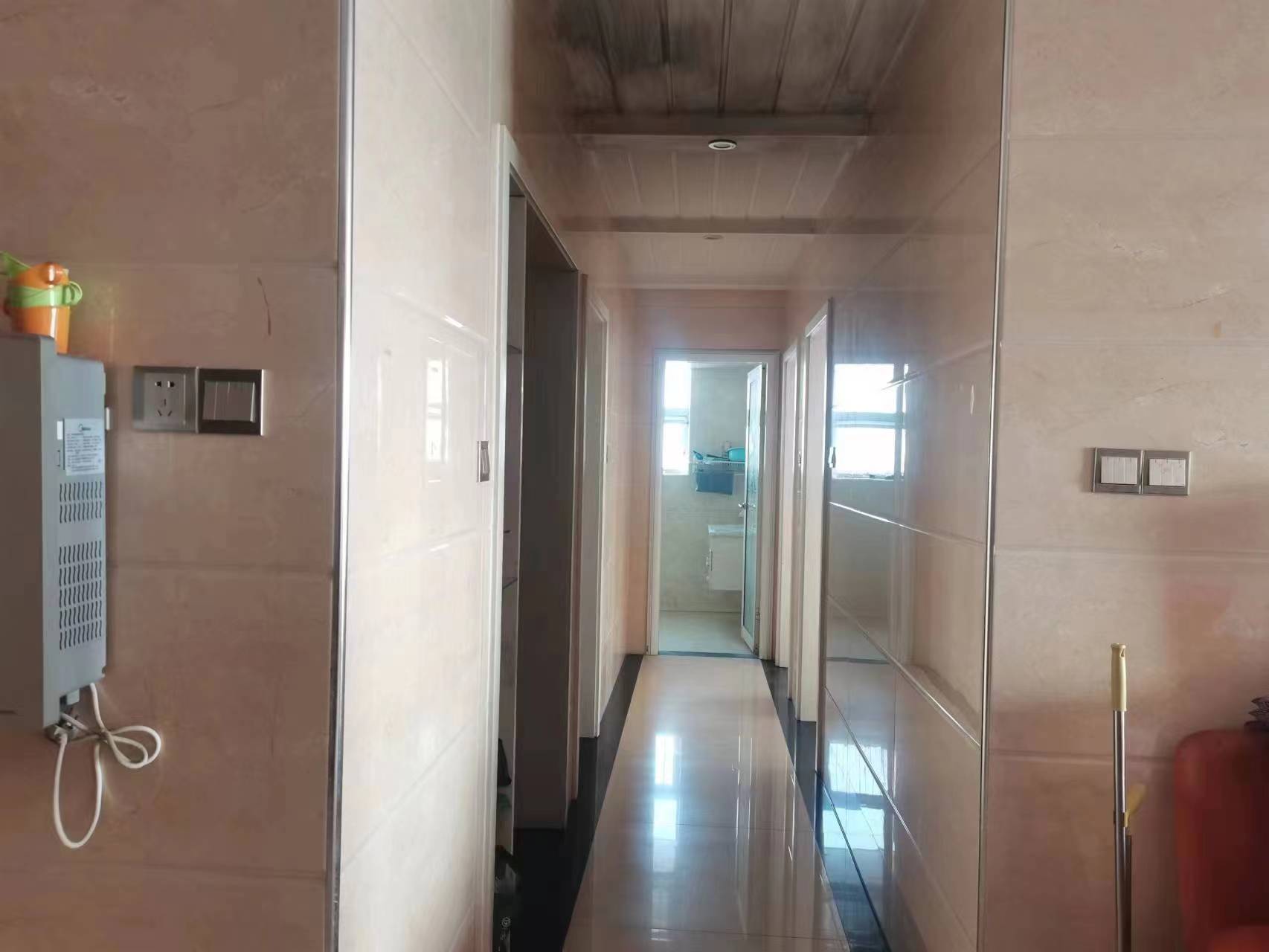 建设鑫苑  4室2厅2卫   99.80万客厅