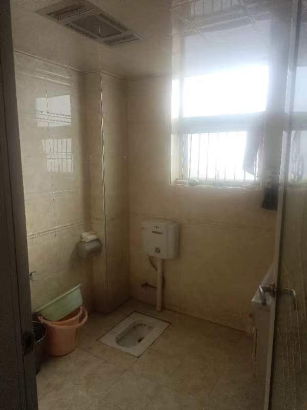 建设鑫苑  4室2厅2卫   99.80万客厅