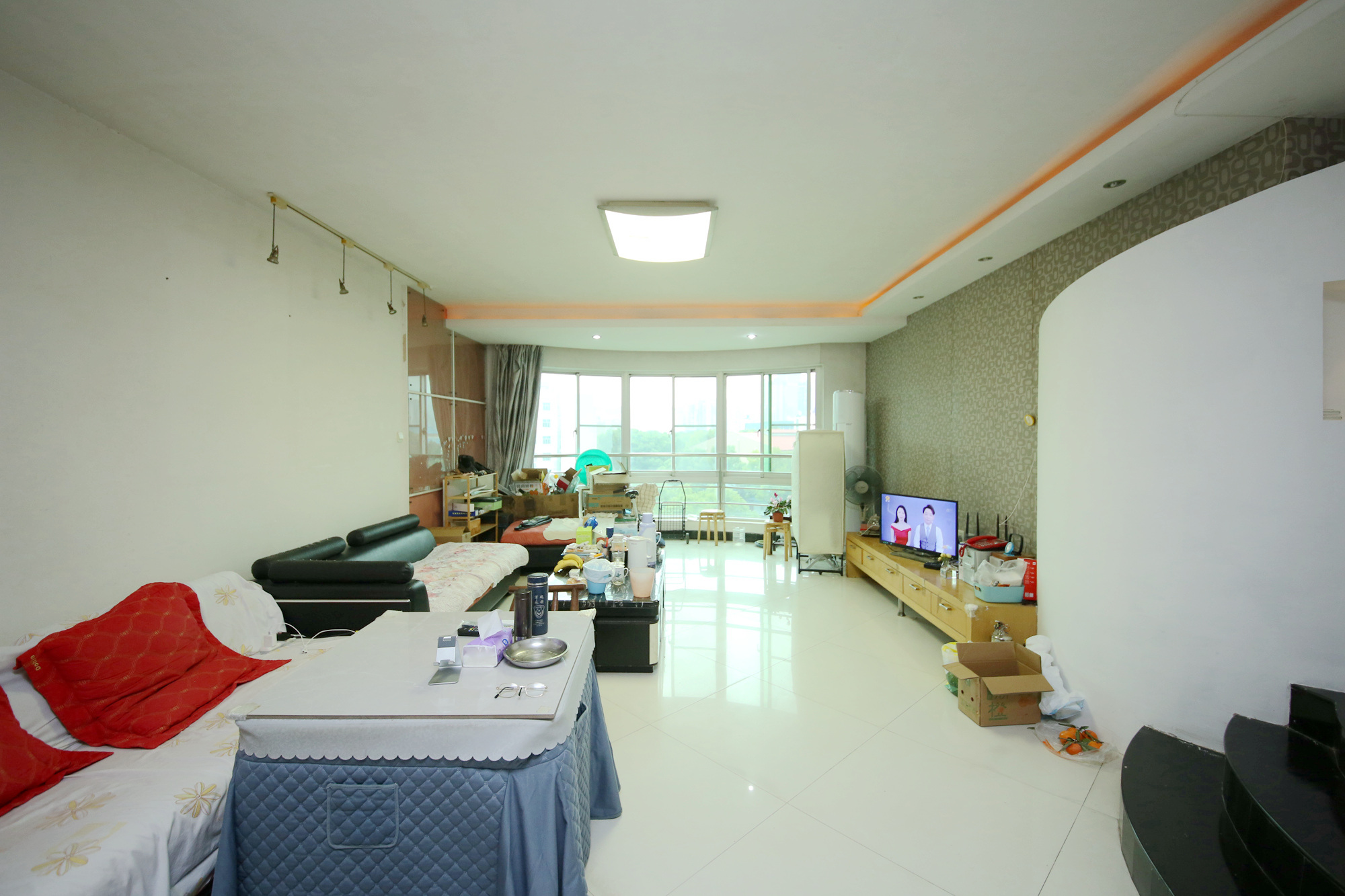 龙柏小区  4室2厅2卫   166.60万客厅