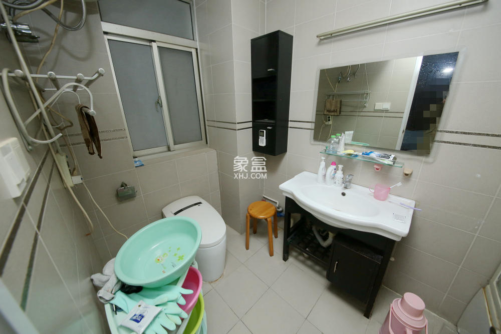 龍柏小區(qū)  4室2廳2衛(wèi)   166.60萬(wàn)
