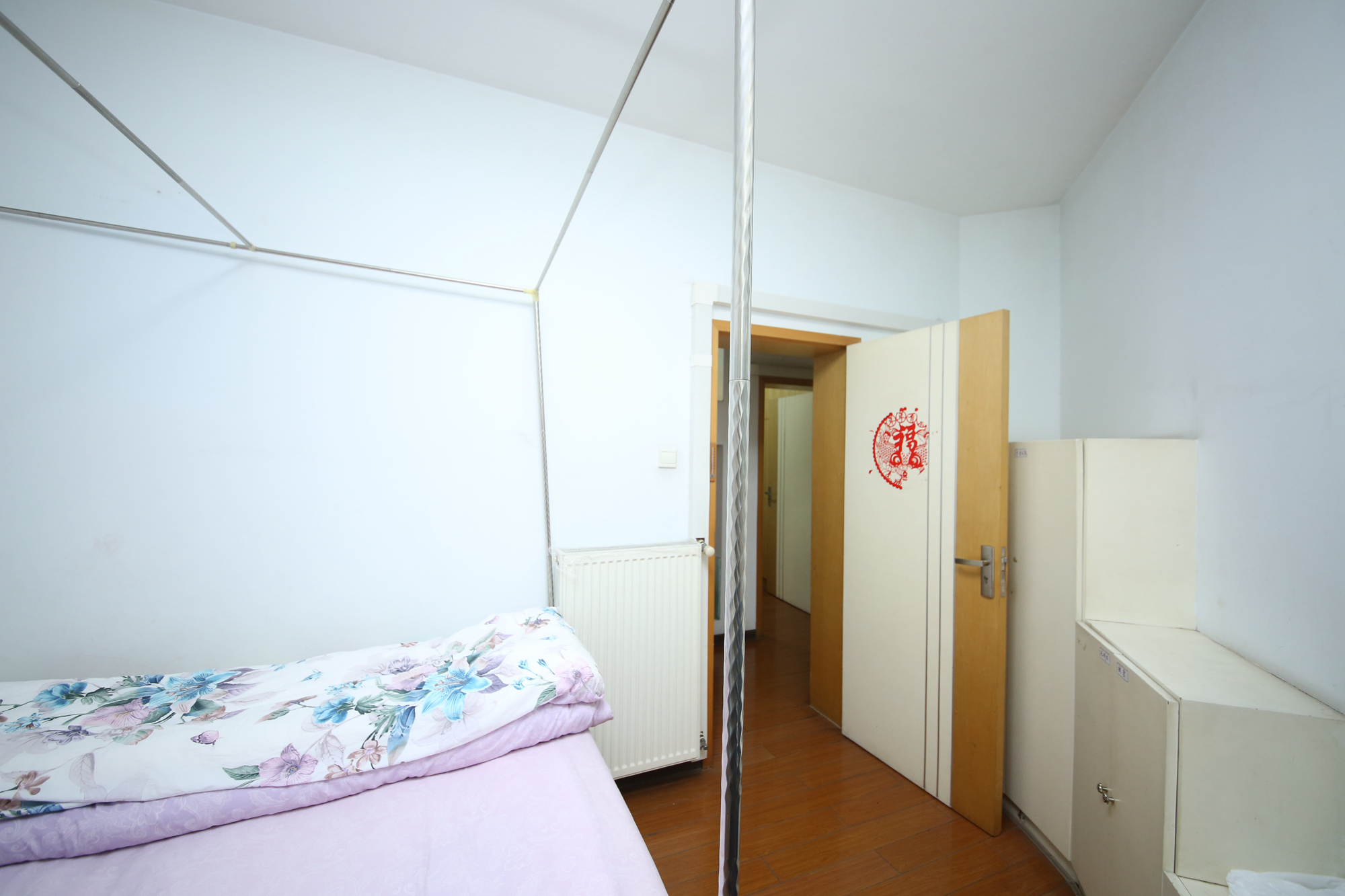 龙柏小区  4室2厅2卫   166.60万卧室