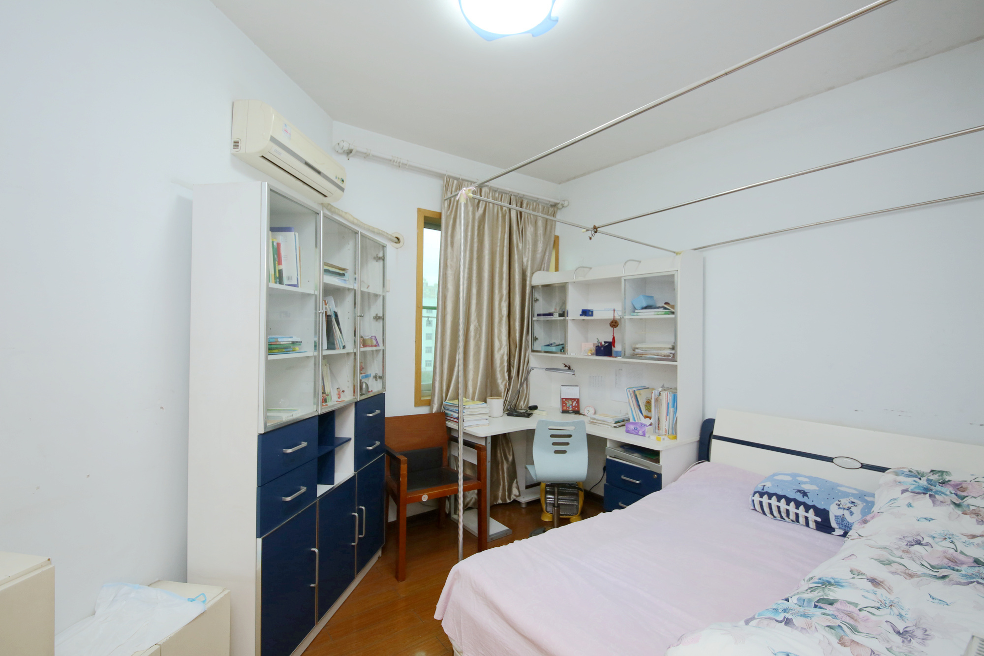 龙柏小区  4室2厅2卫   166.60万卧室
