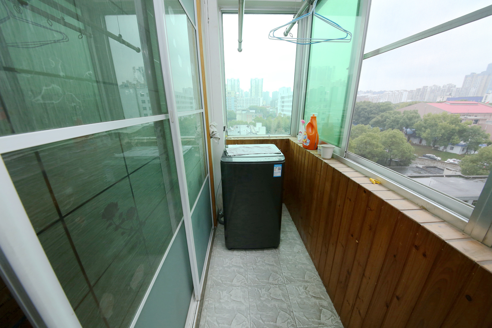 龙柏小区  4室2厅2卫   166.60万卧室
