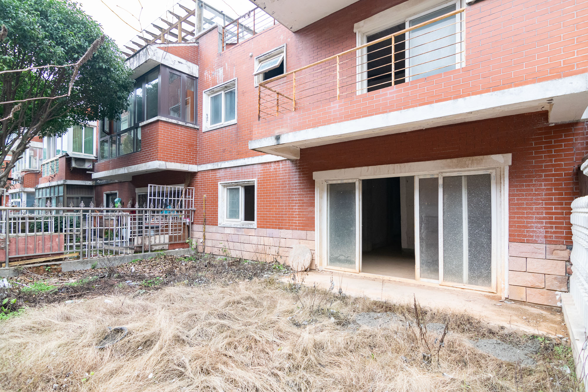 悦禧国际山庄  5室2厅3卫   270.00万阳台