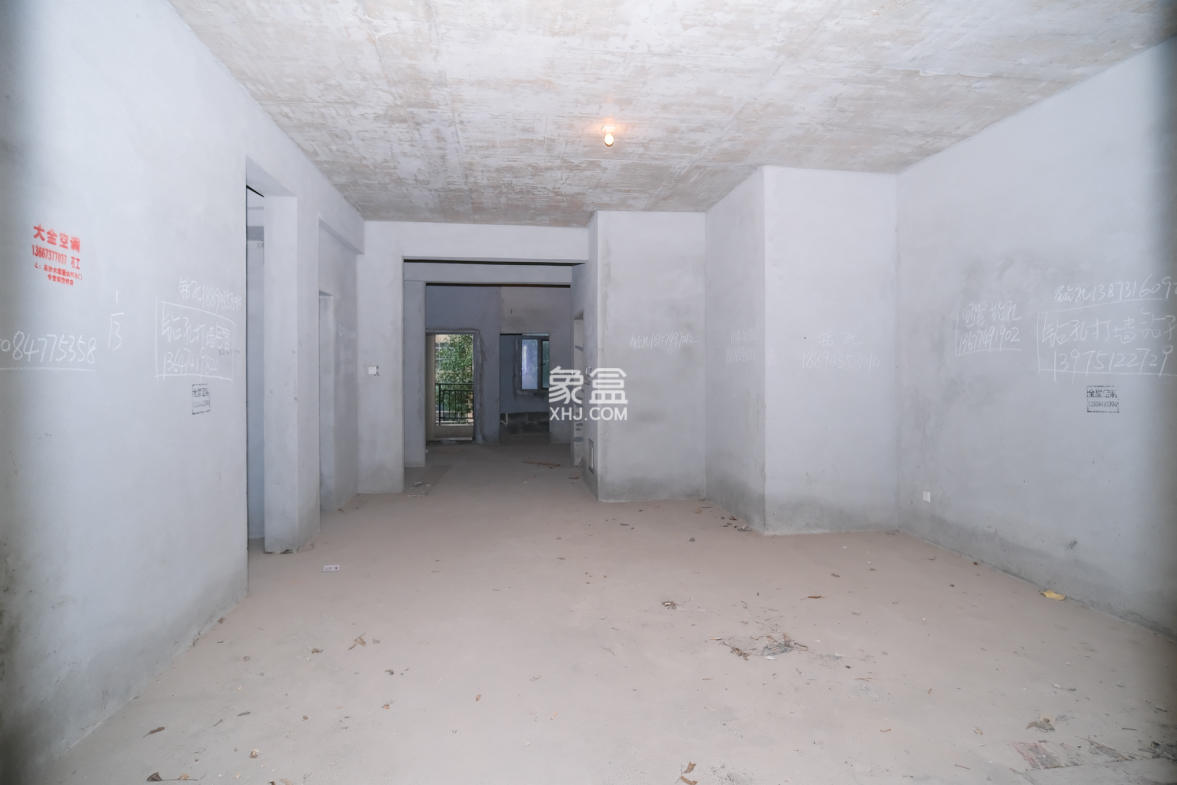 艾美潇湘  5室2厅2卫    190.0万 艾美潇湘  5室2厅2卫    190.0万客厅