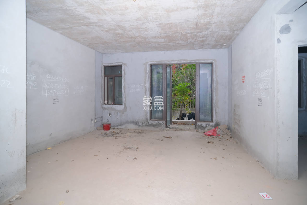 艾美潇湘  5室2厅2卫    190.0万 艾美潇湘  5室2厅2卫    190.0万客厅