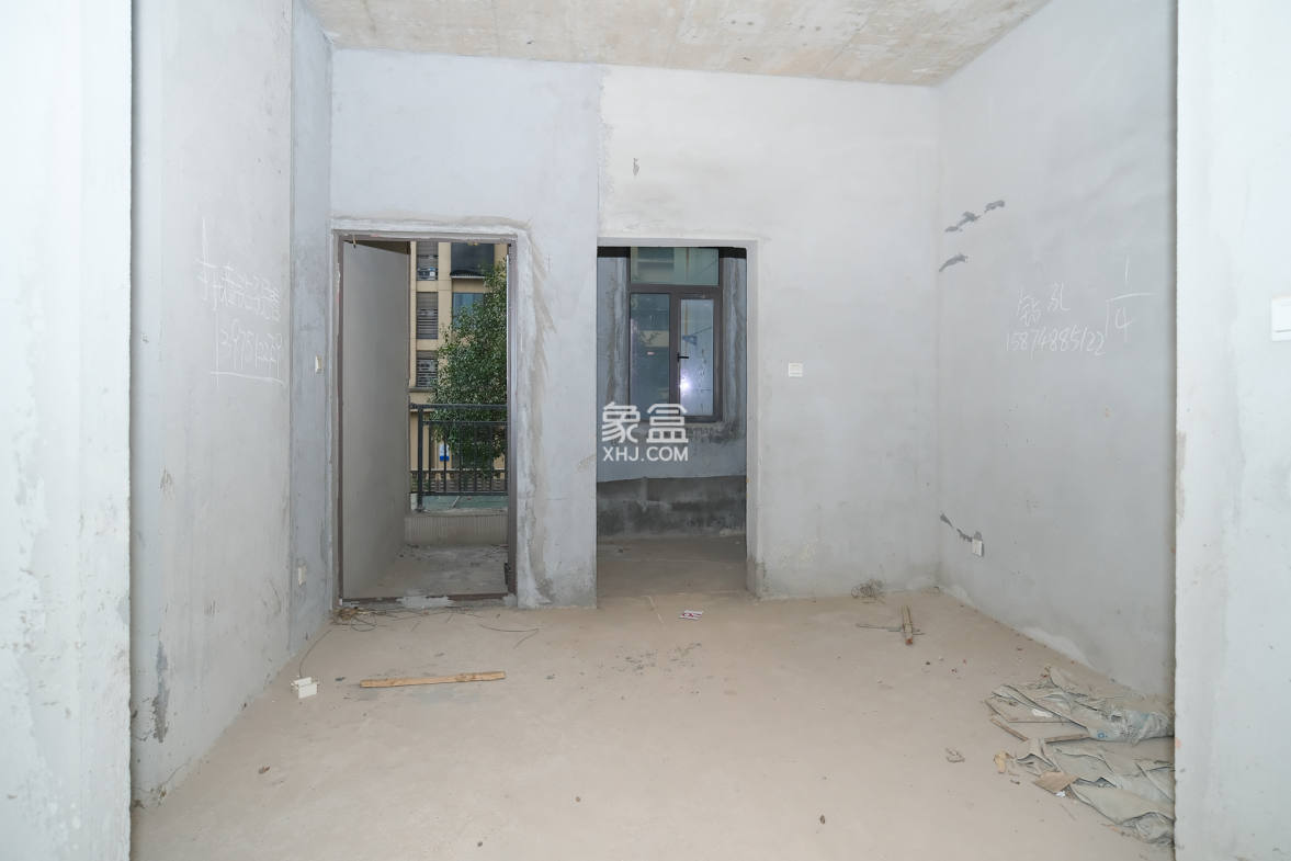 艾美潇湘  5室2厅2卫    190.0万 艾美潇湘  5室2厅2卫    190.0万客厅