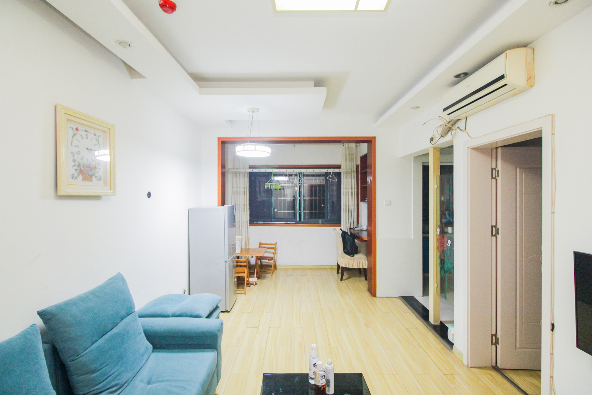 上海城小区  1室1厅1卫    36.8万客厅