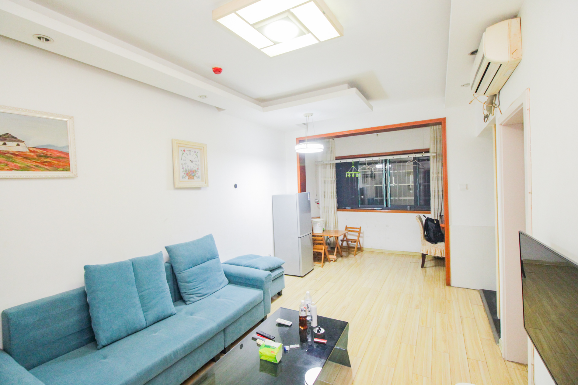 上海城小区  1室1厅1卫    36.8万客厅