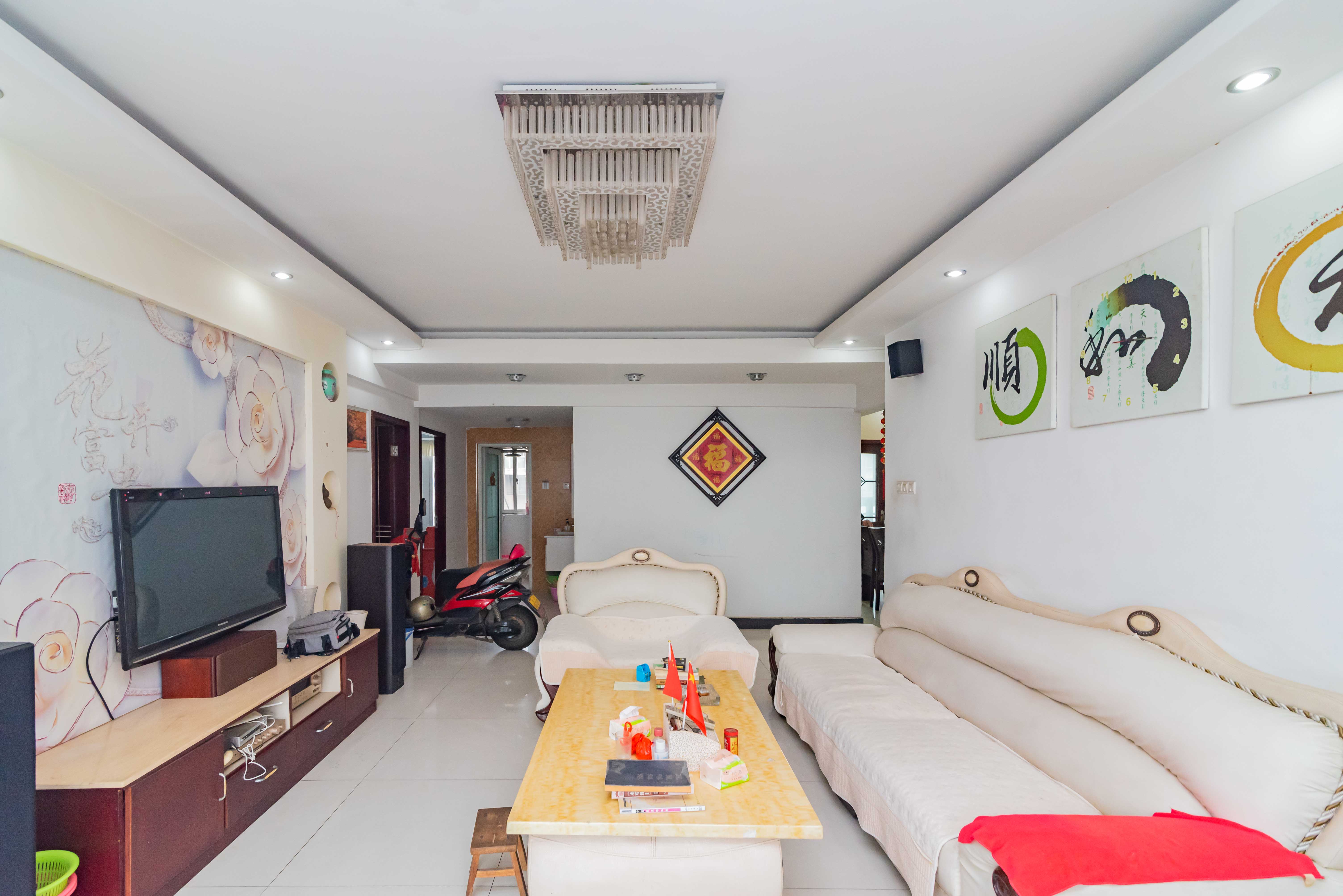 紫晶城 4室2厅1卫 87.80万 紫晶城 4室2厅1卫 87.80万客厅