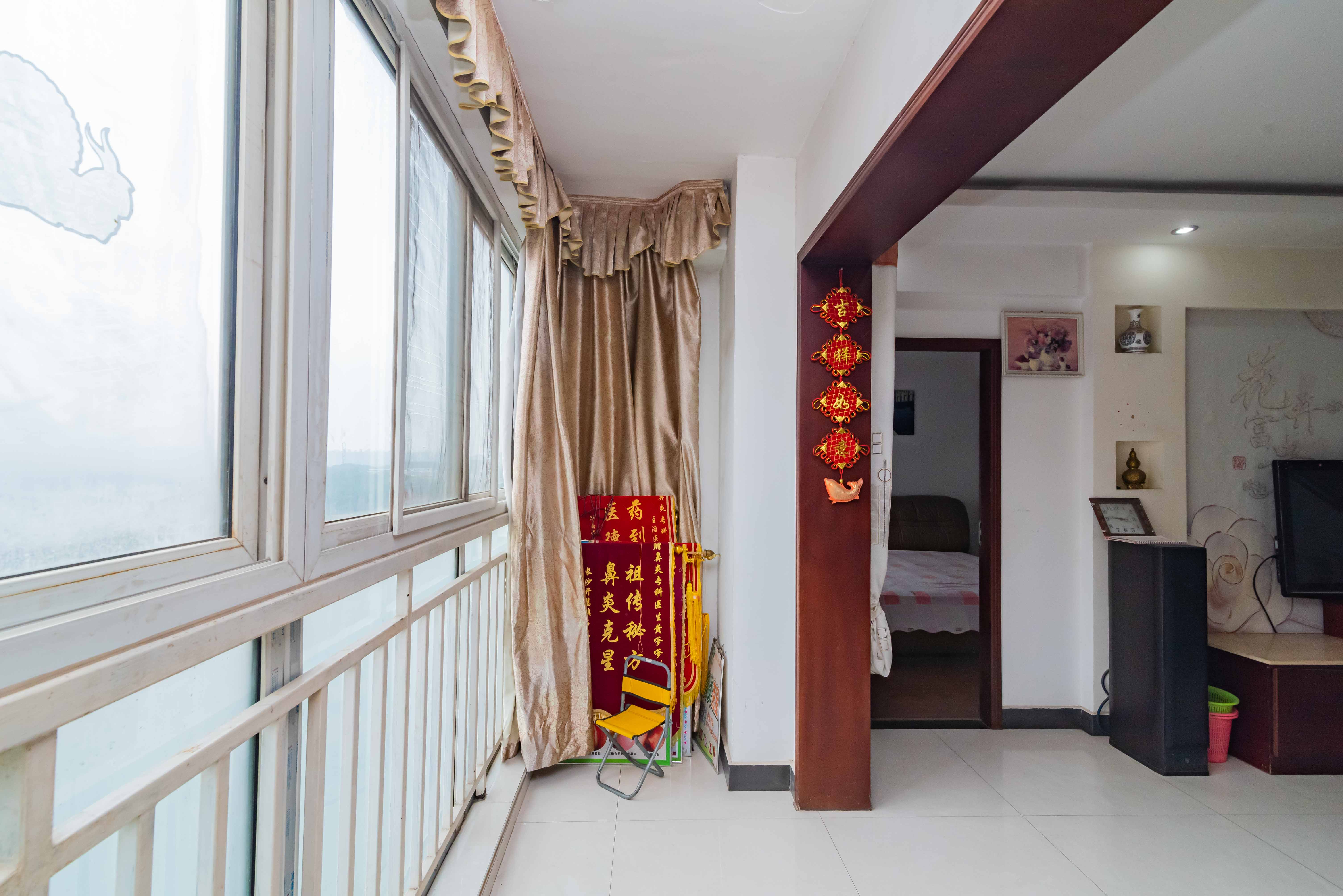 紫晶城 4室2厅1卫 87.80万 紫晶城 4室2厅1卫 87.80万阳台