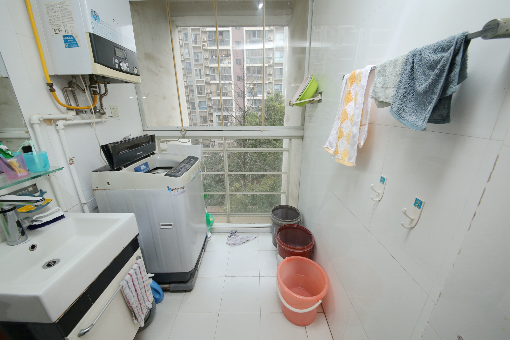 银港水晶城  4室2厅2卫   150.00万厨房