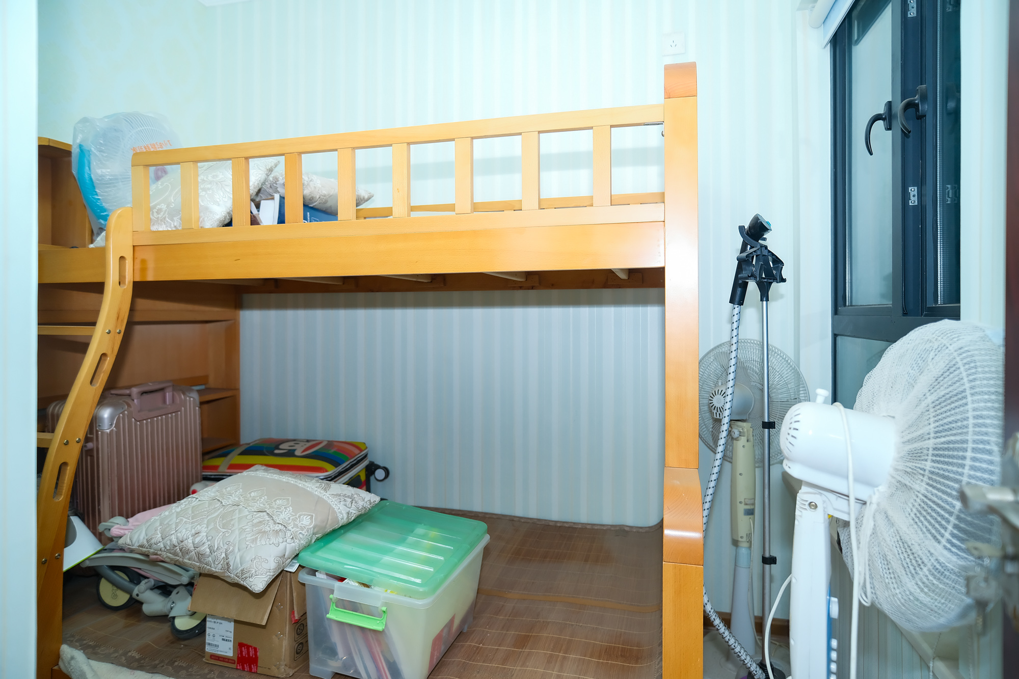 三一街区  3室2厅1卫   69.80万卧室