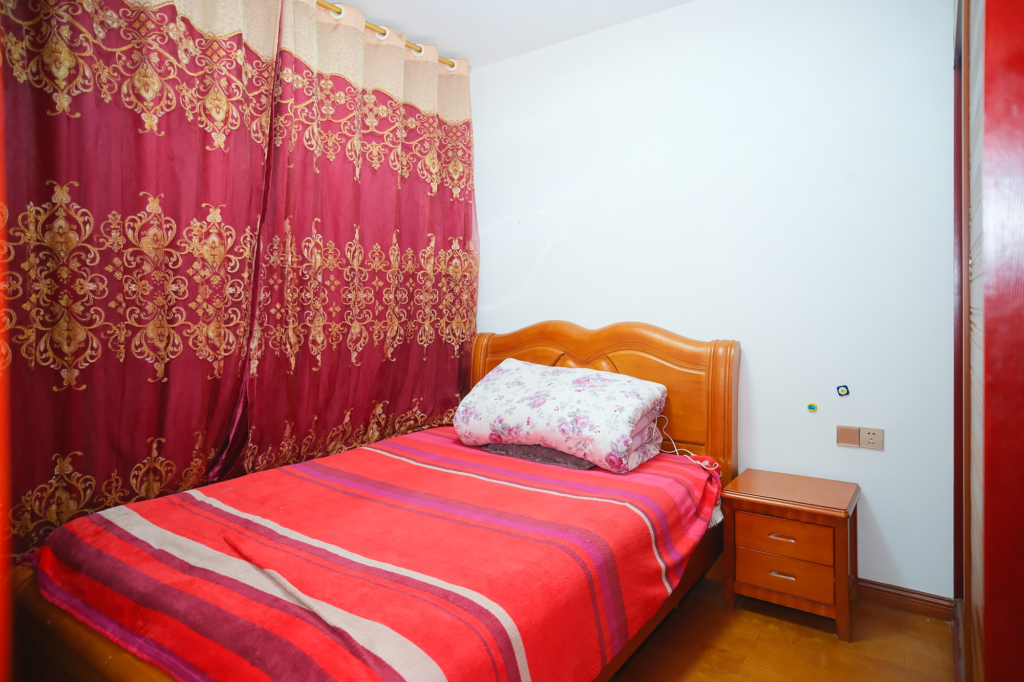 花样年华  4室2厅2卫    69.8万 花样年华  4室2厅2卫    69.8万卧室