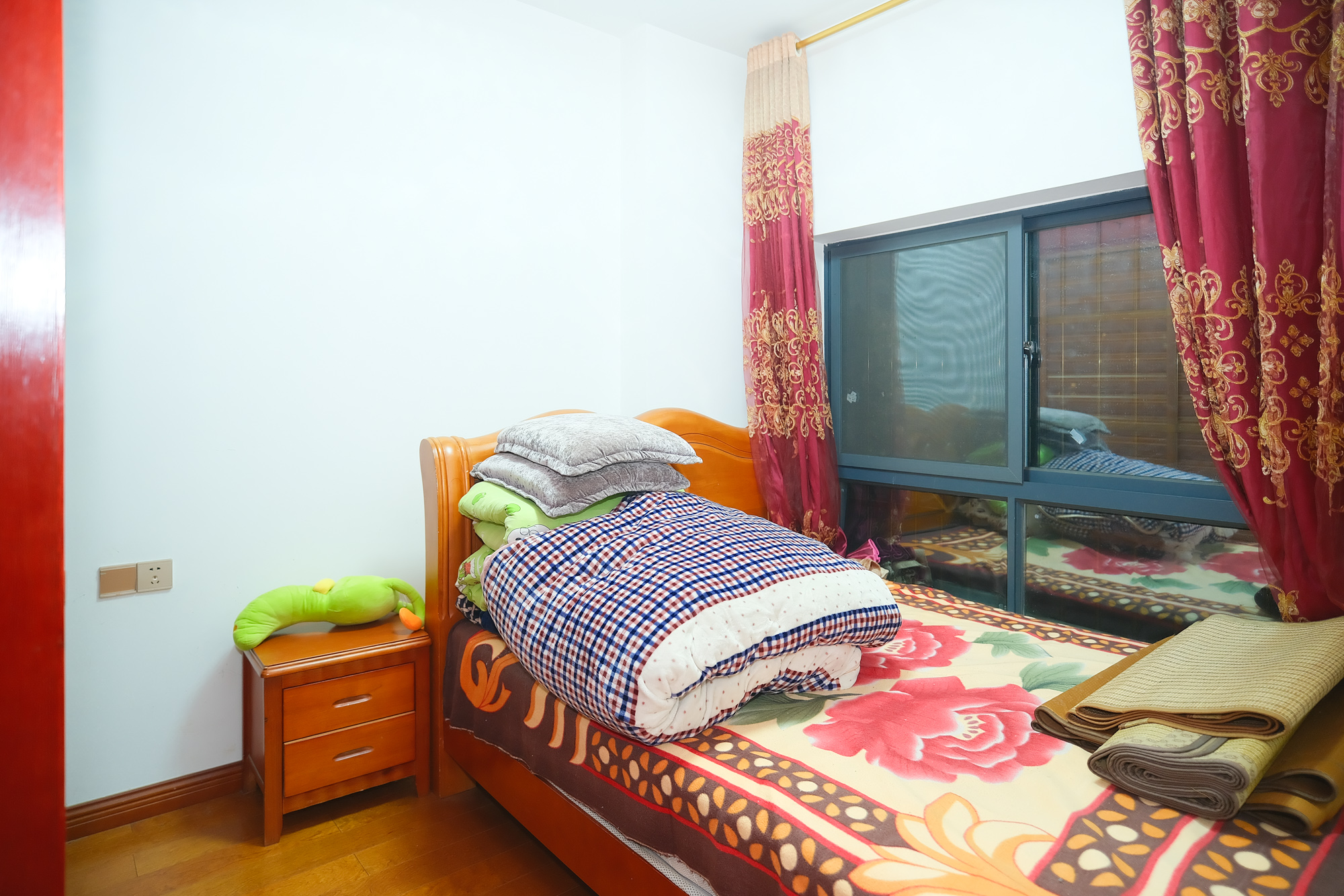 花样年华  4室2厅2卫    69.8万 花样年华  4室2厅2卫    69.8万卧室