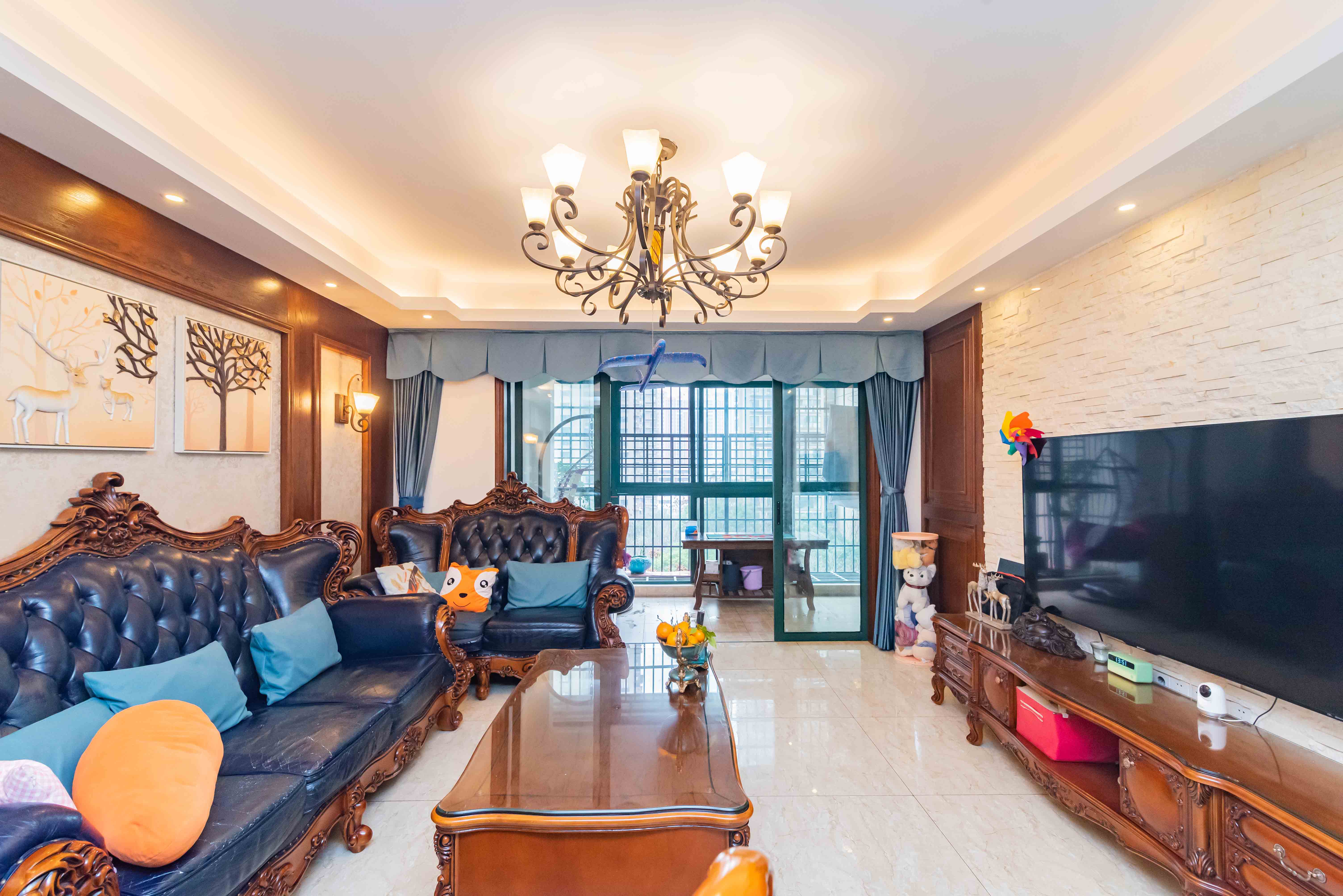 绿洲花园  4室2厅2卫    202.0万客厅