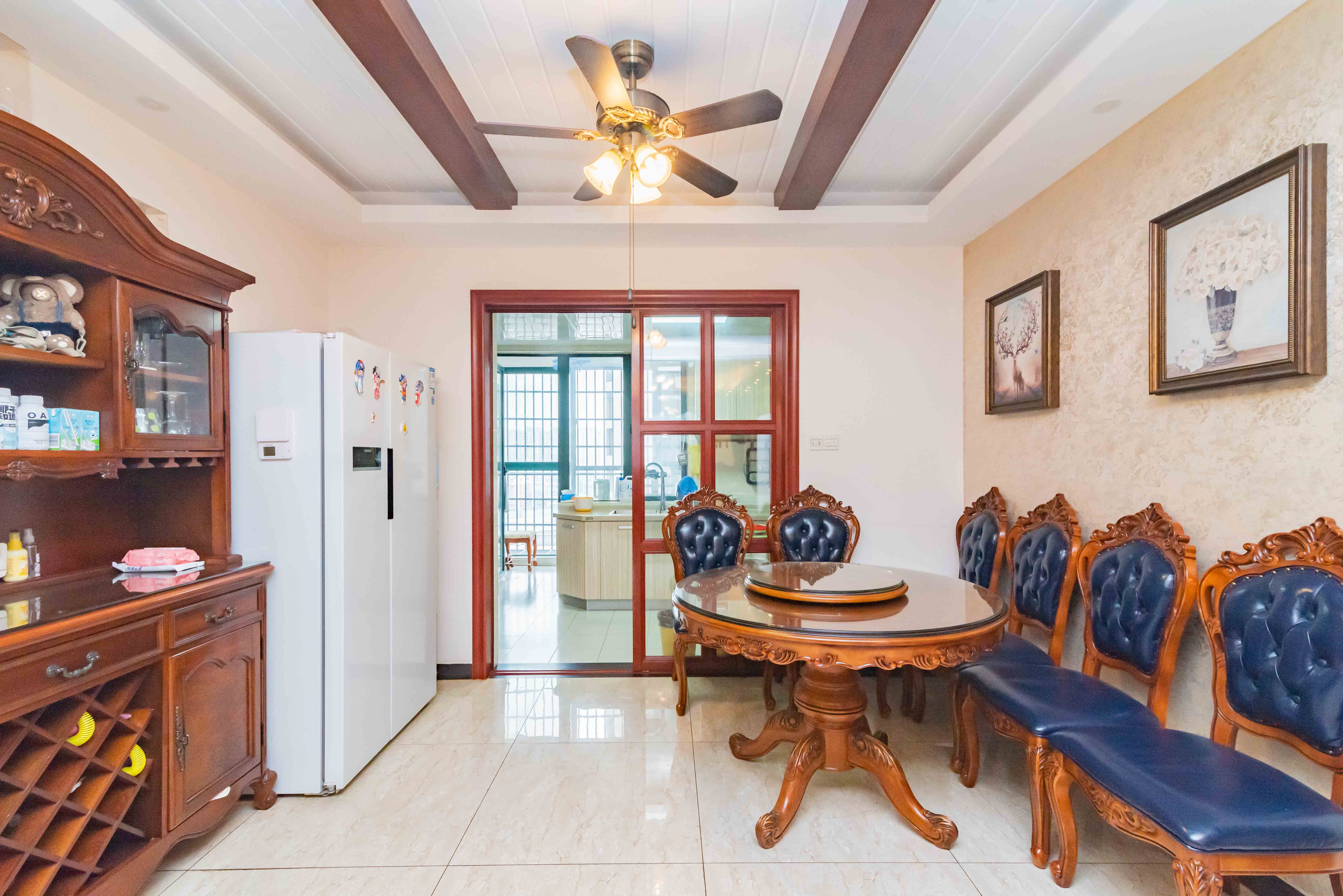 绿洲花园  4室2厅2卫    202.0万客厅