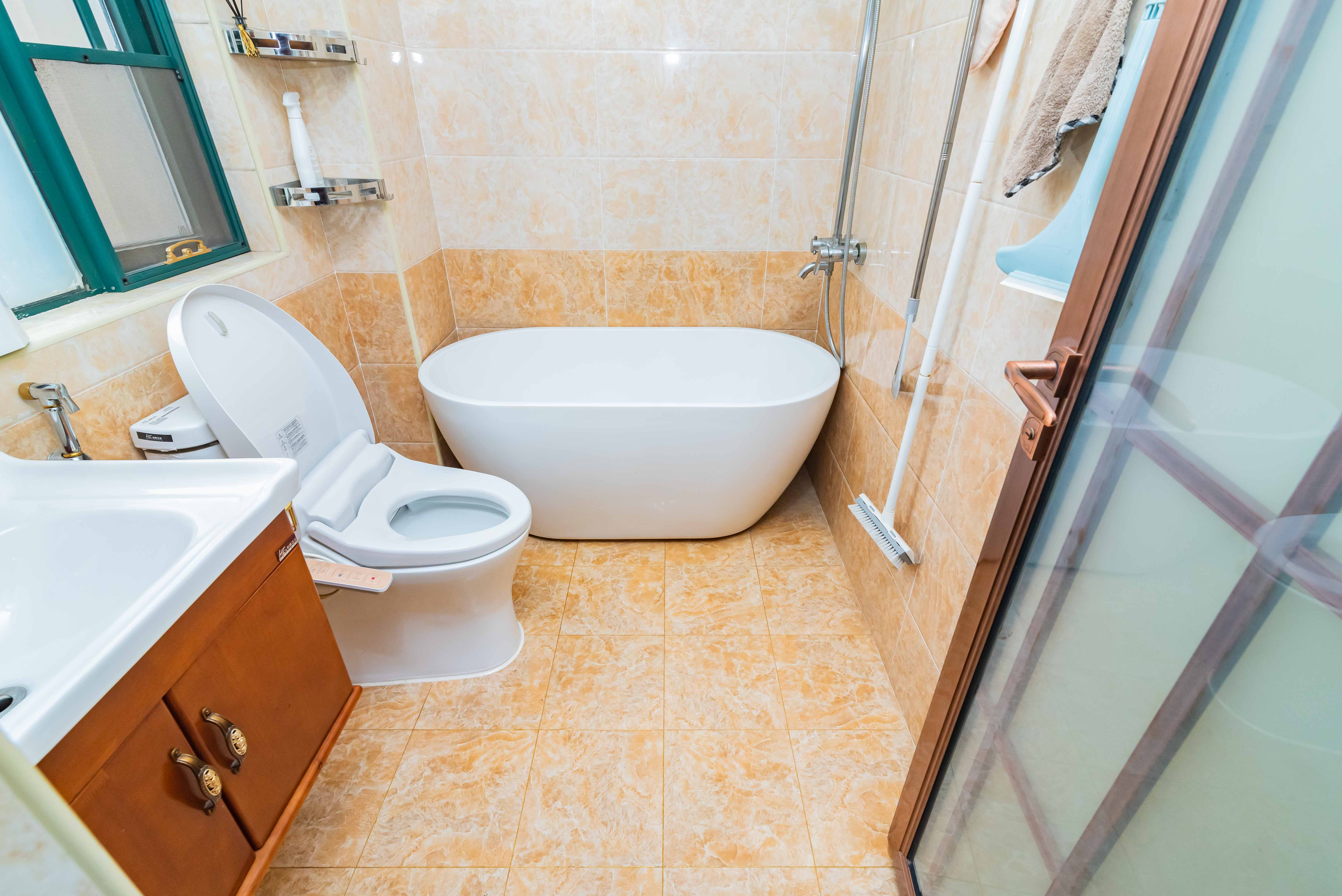 绿洲花园  4室2厅2卫    202.0万卫生间