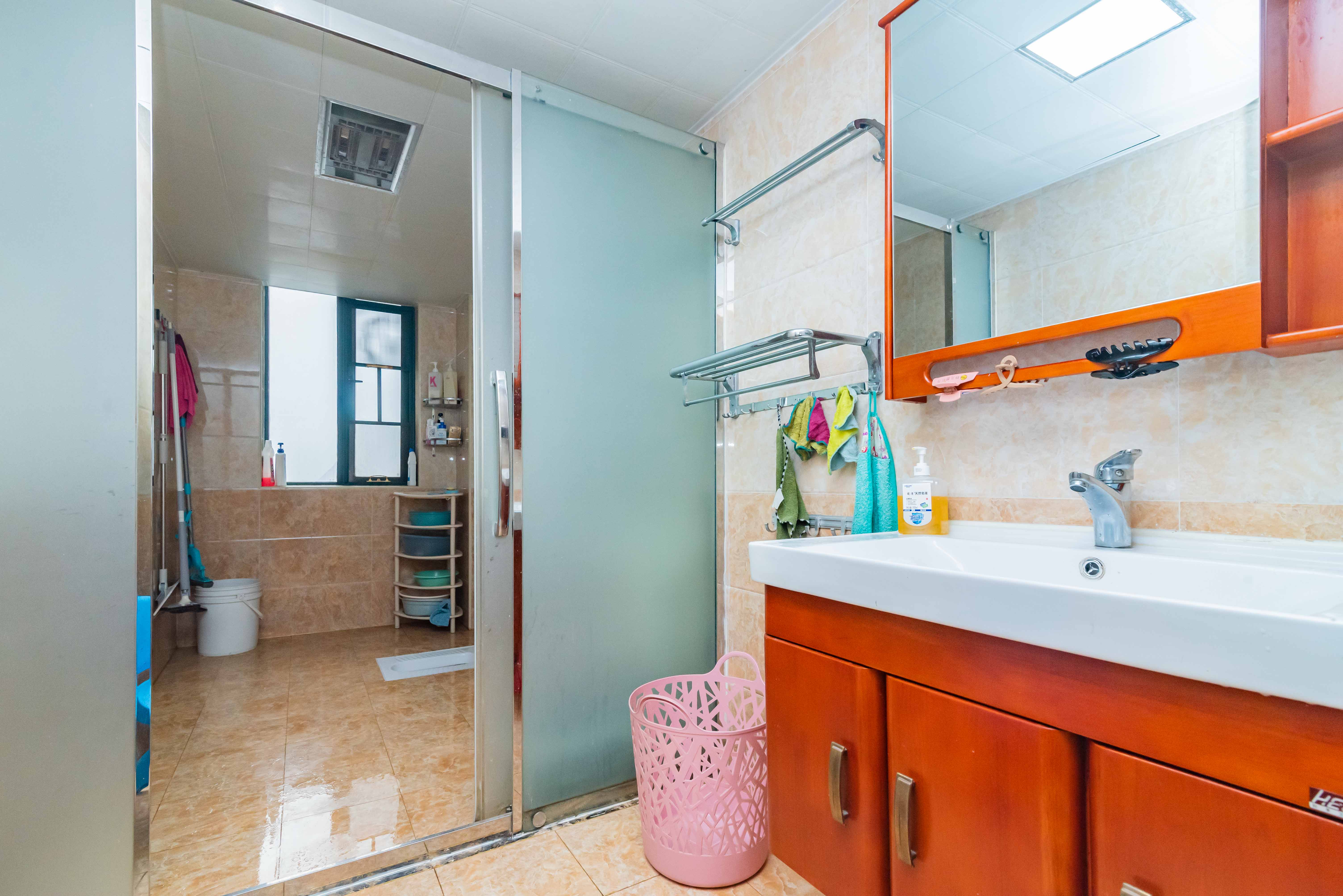 绿洲花园  4室2厅2卫    202.0万卫生间