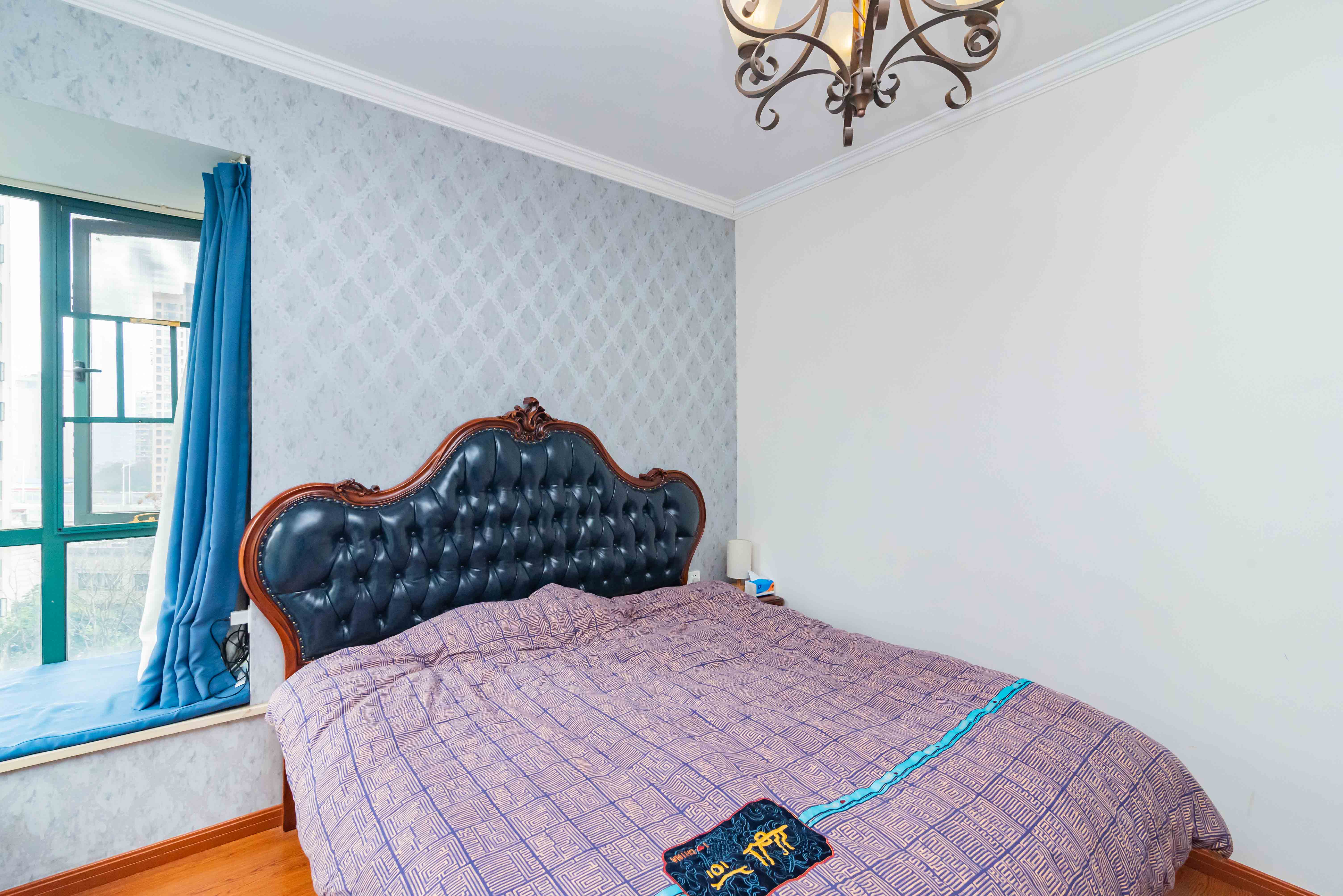 绿洲花园  4室2厅2卫    202.0万卧室