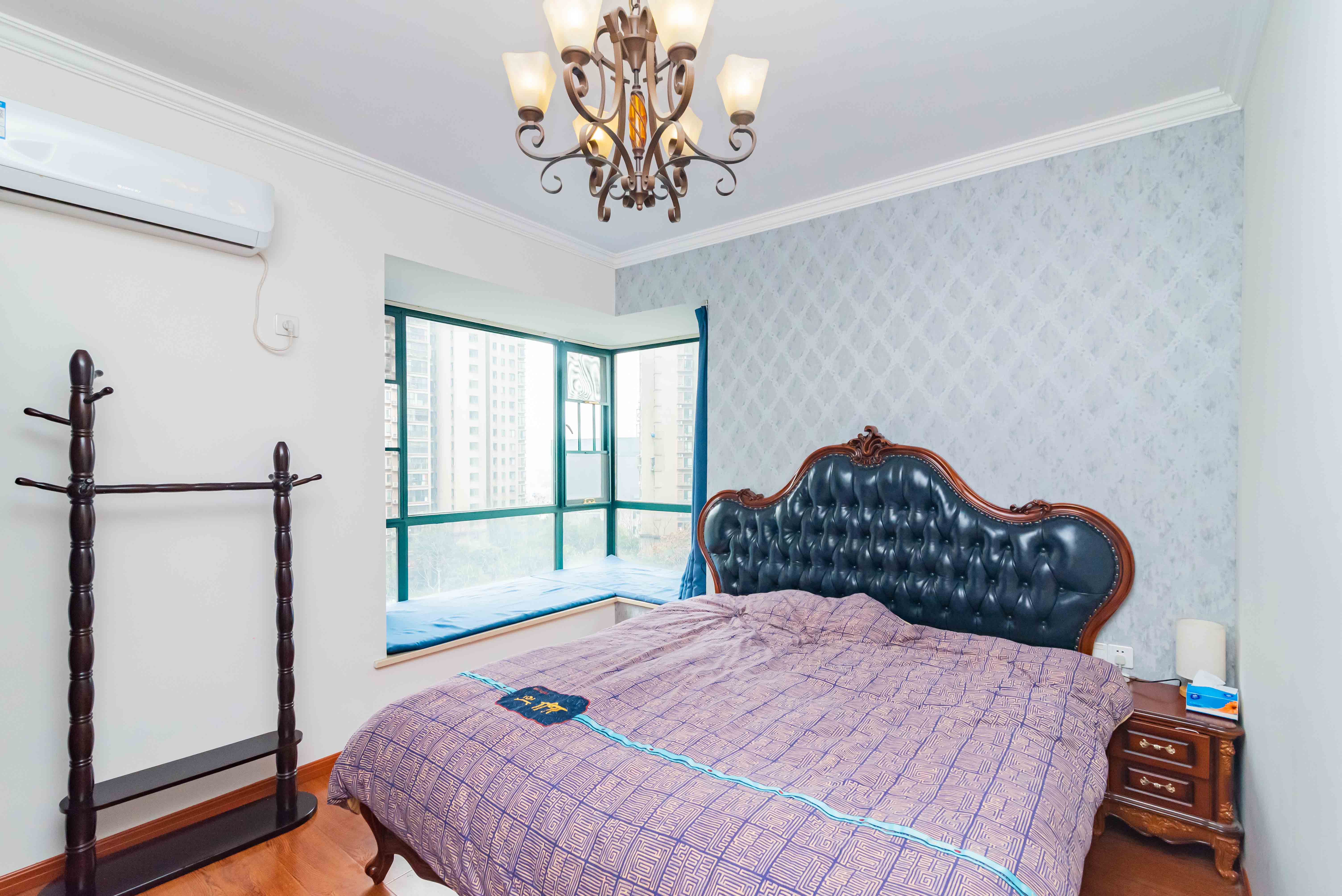 绿洲花园  4室2厅2卫    202.0万卧室