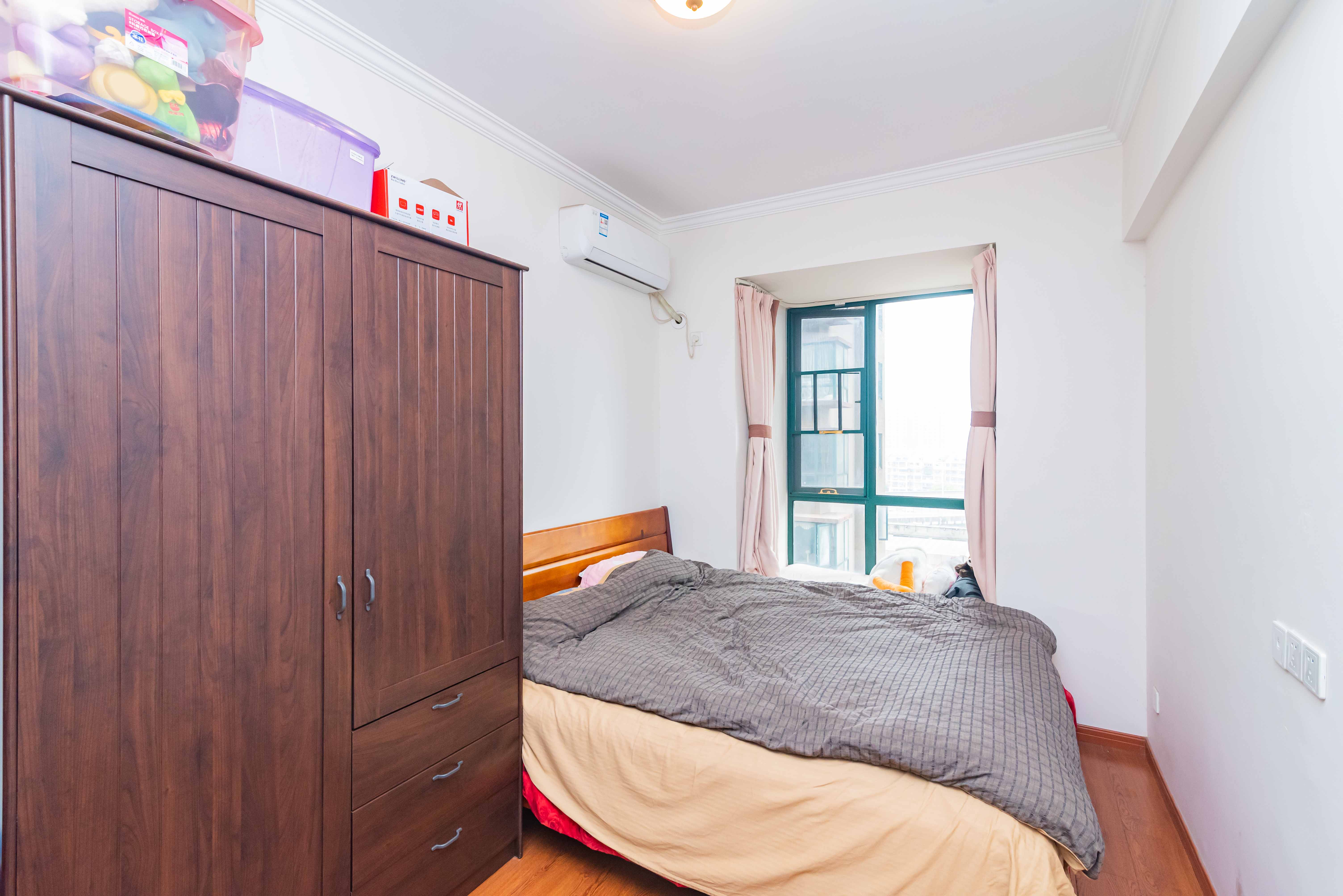 绿洲花园  4室2厅2卫    202.0万卧室