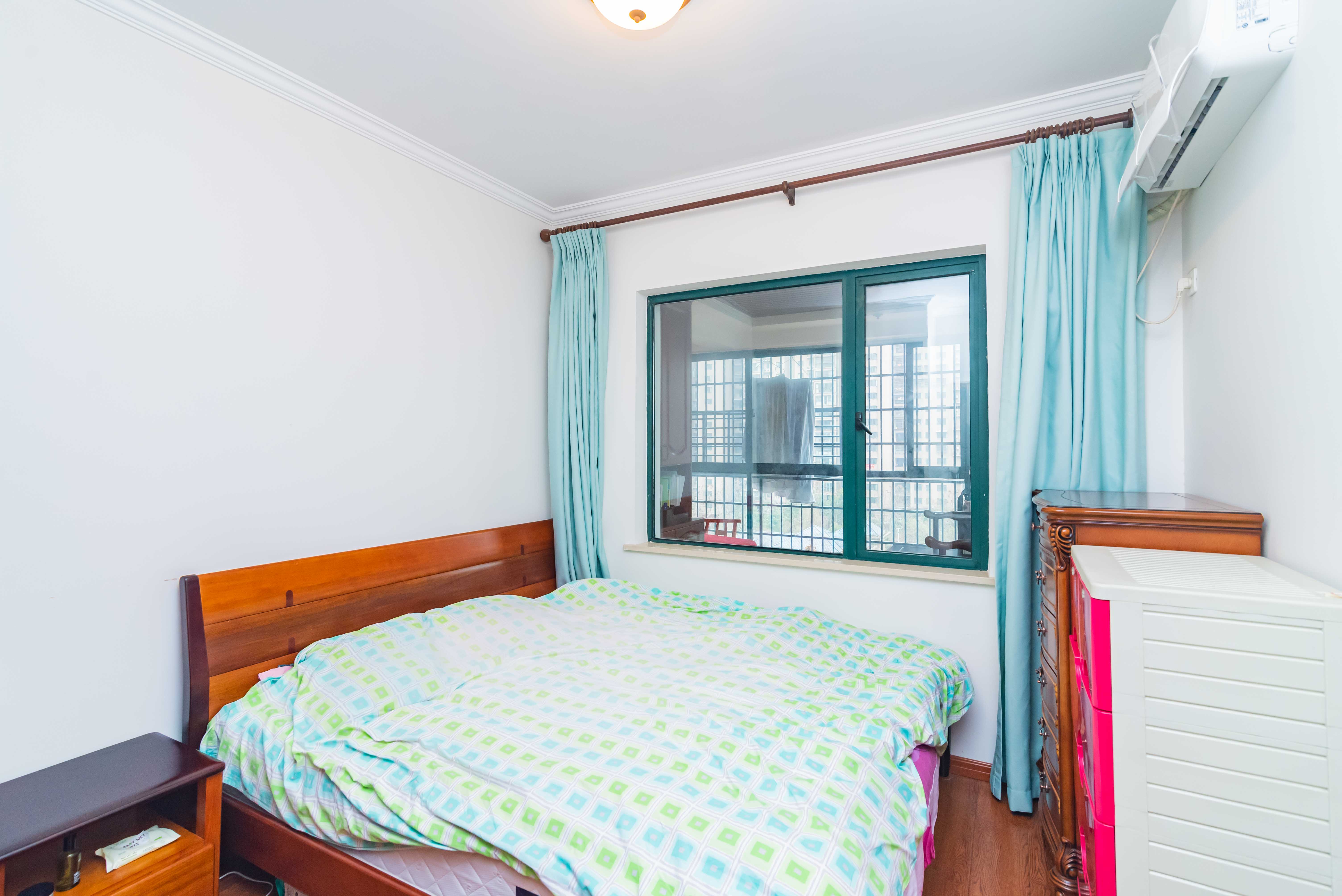 绿洲花园  4室2厅2卫    202.0万卧室