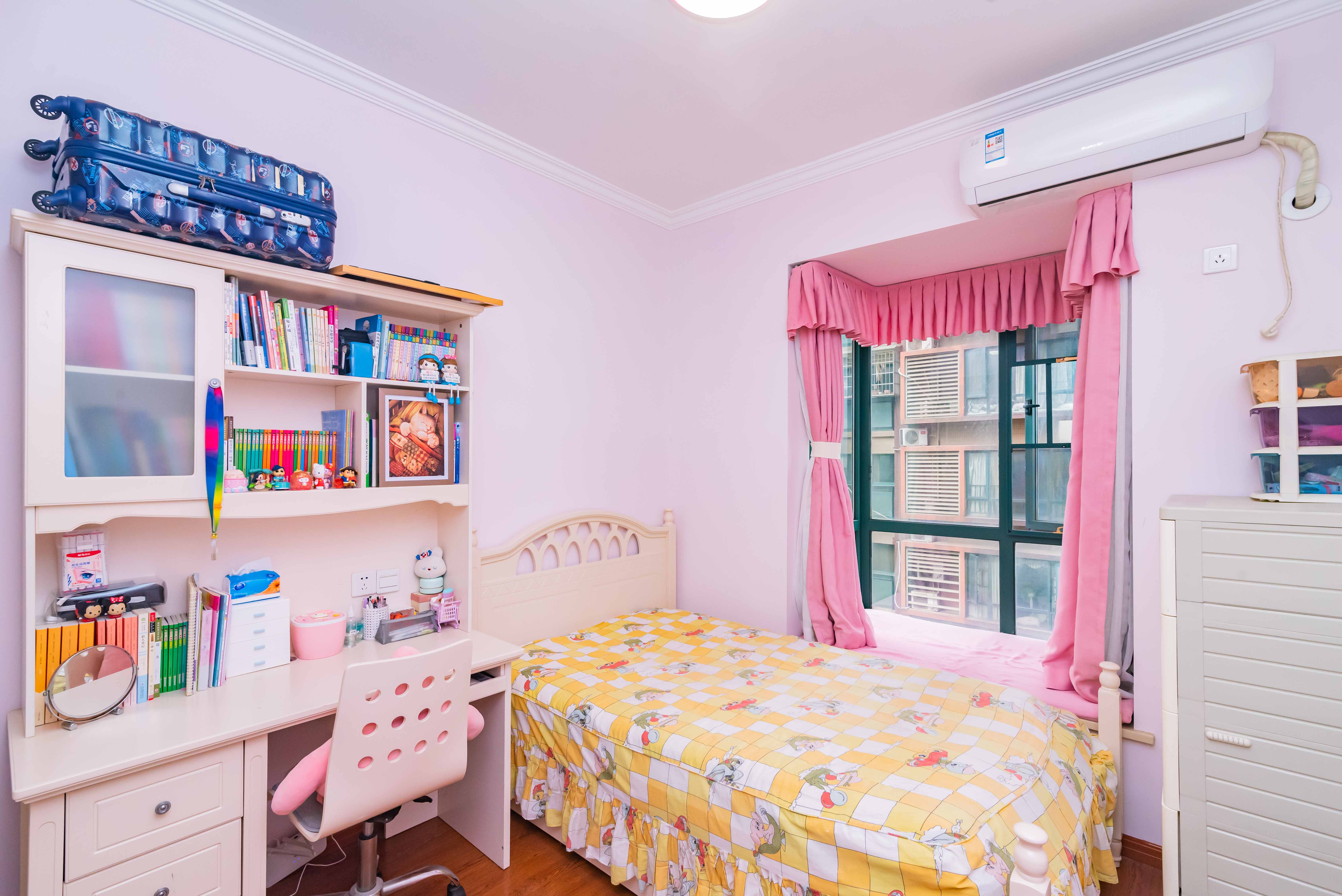 绿洲花园  4室2厅2卫    202.0万卧室