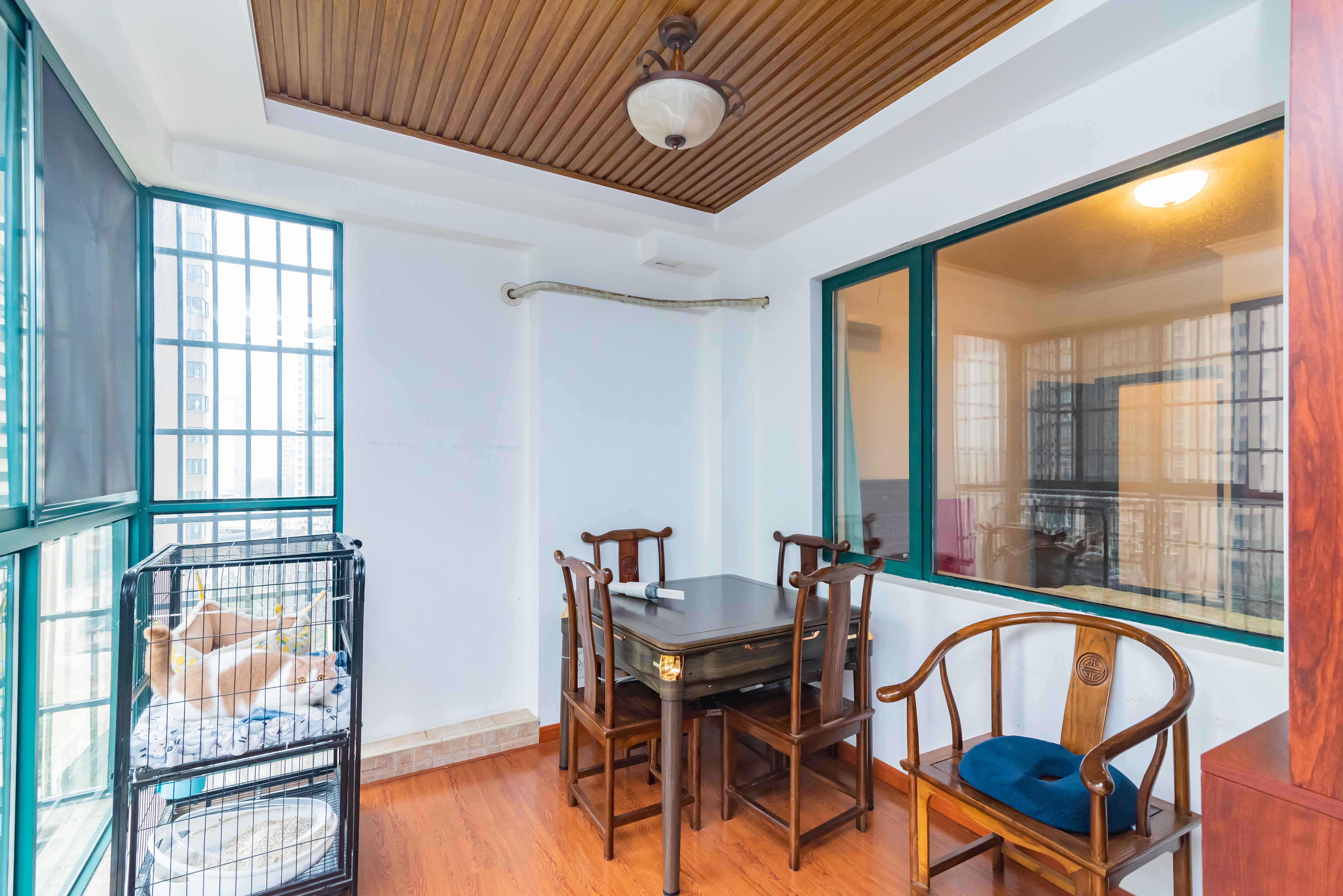 绿洲花园  4室2厅2卫    202.0万阳台