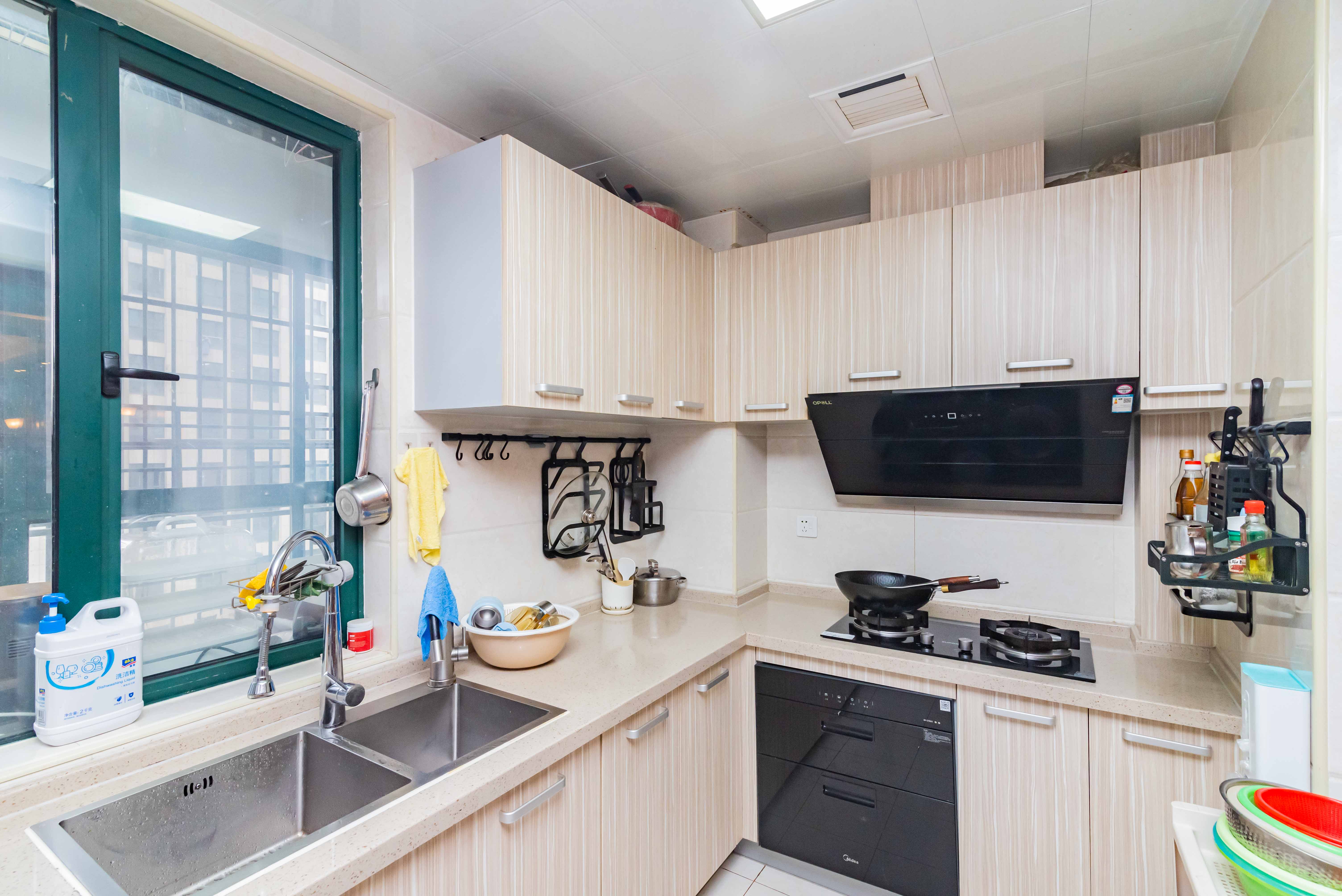 绿洲花园  4室2厅2卫    202.0万厨房