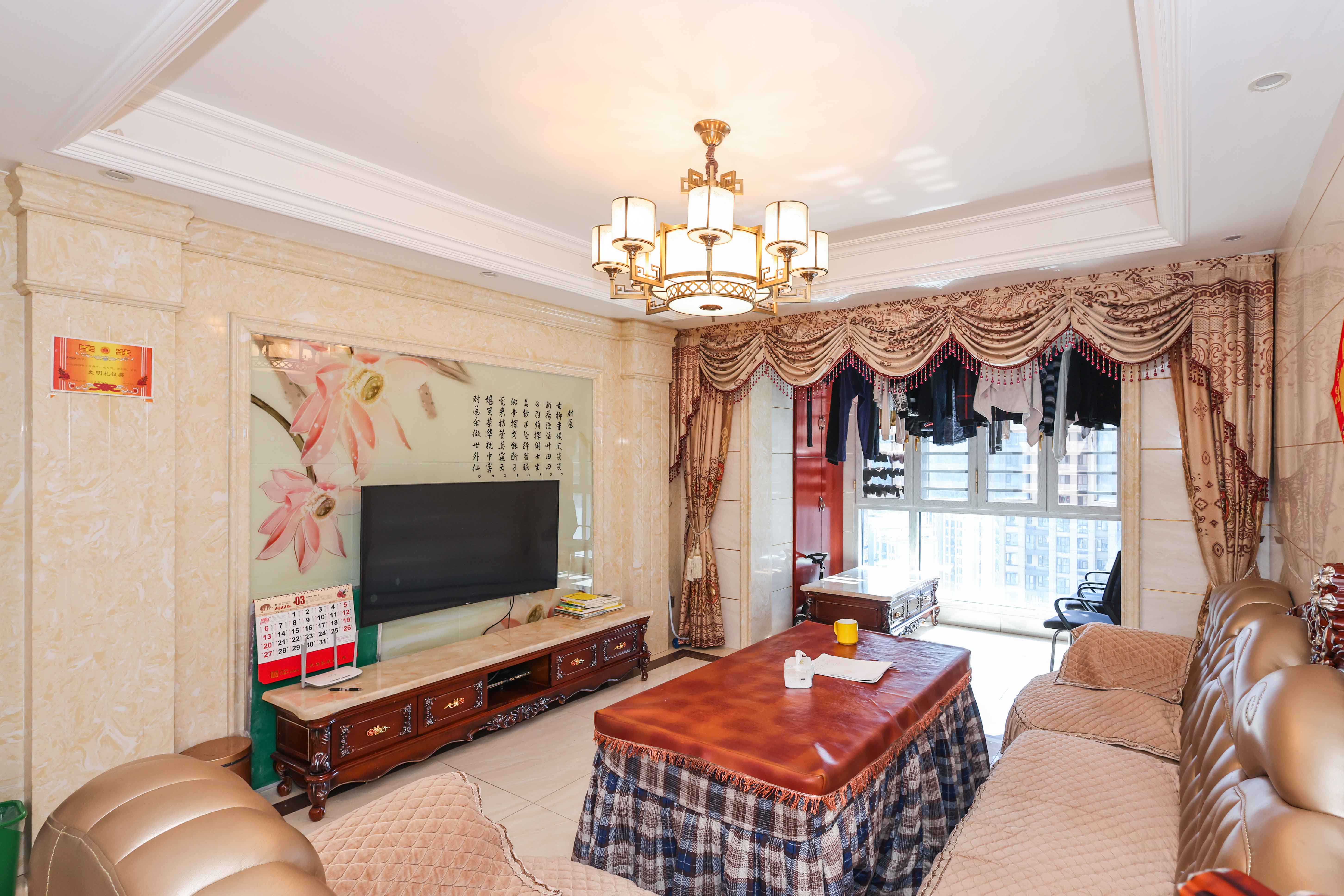 金茂梅溪湖 3室2厅2卫 208.00万 金茂梅溪湖 3室2厅2卫 208.00万客厅