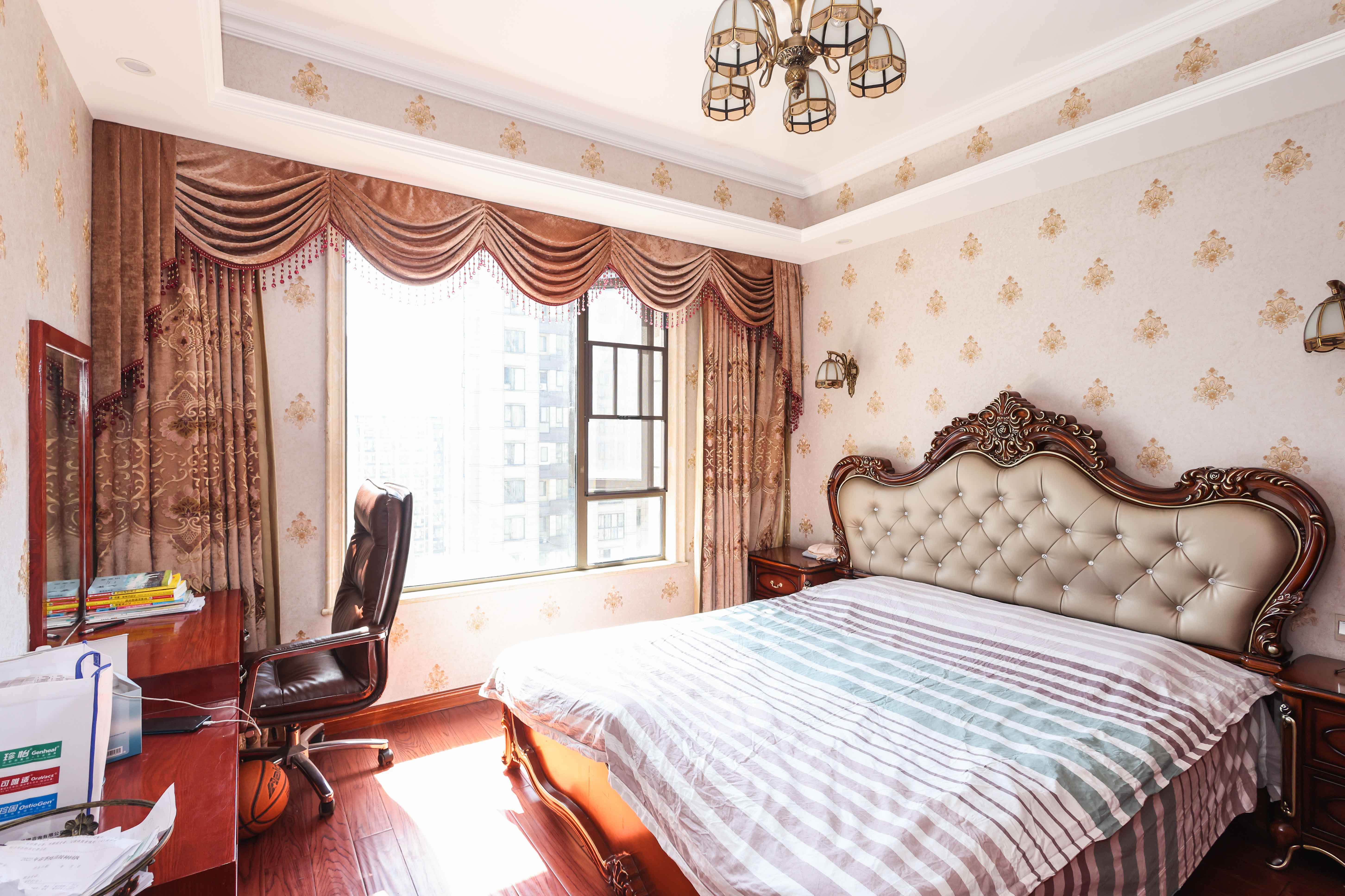 金茂梅溪湖  3室2厅2卫   208.00万卧室