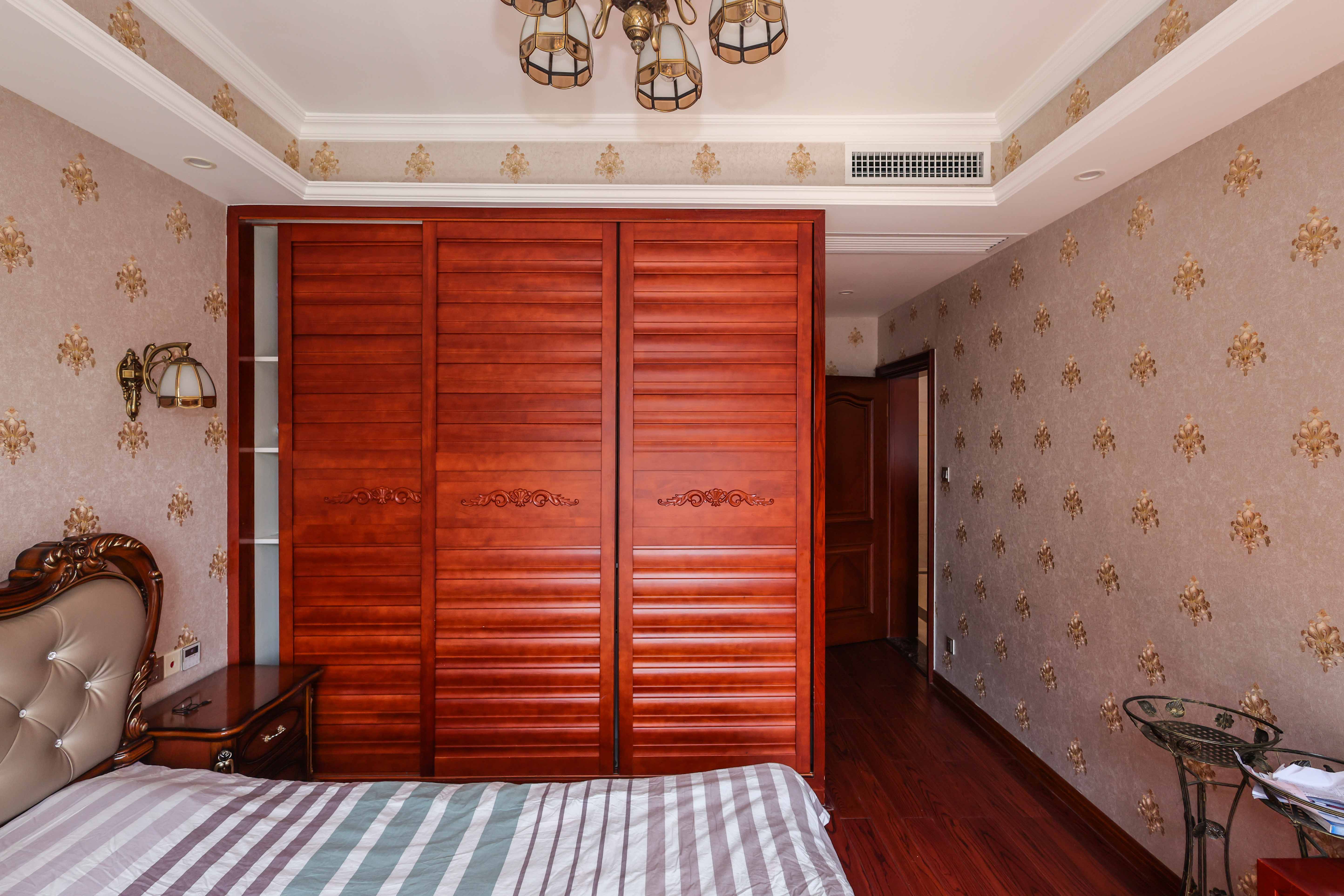 金茂梅溪湖 3室2厅2卫 208.00万 金茂梅溪湖 3室2厅2卫 208.00万卧室