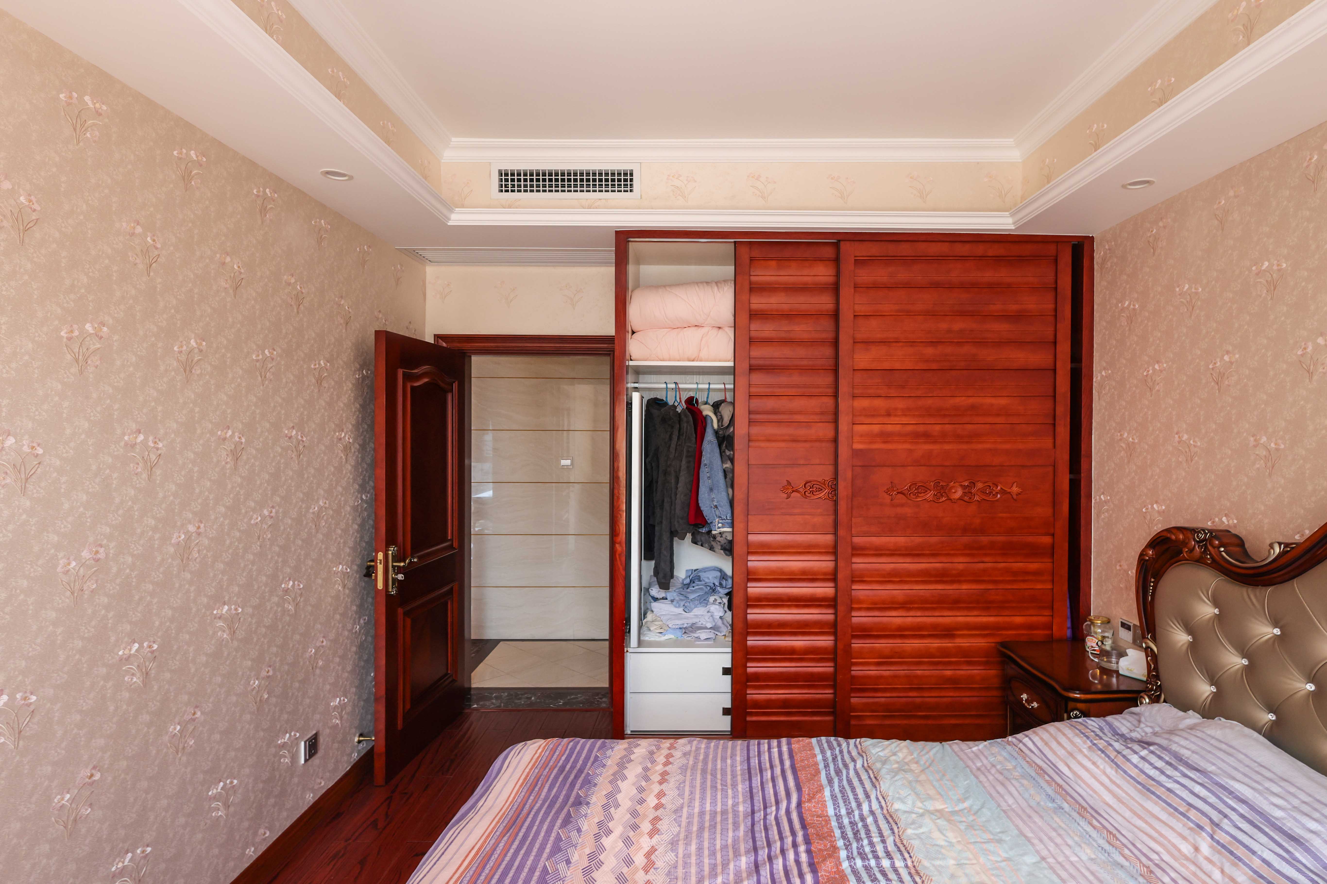 金茂梅溪湖  3室2厅2卫   208.00万卧室