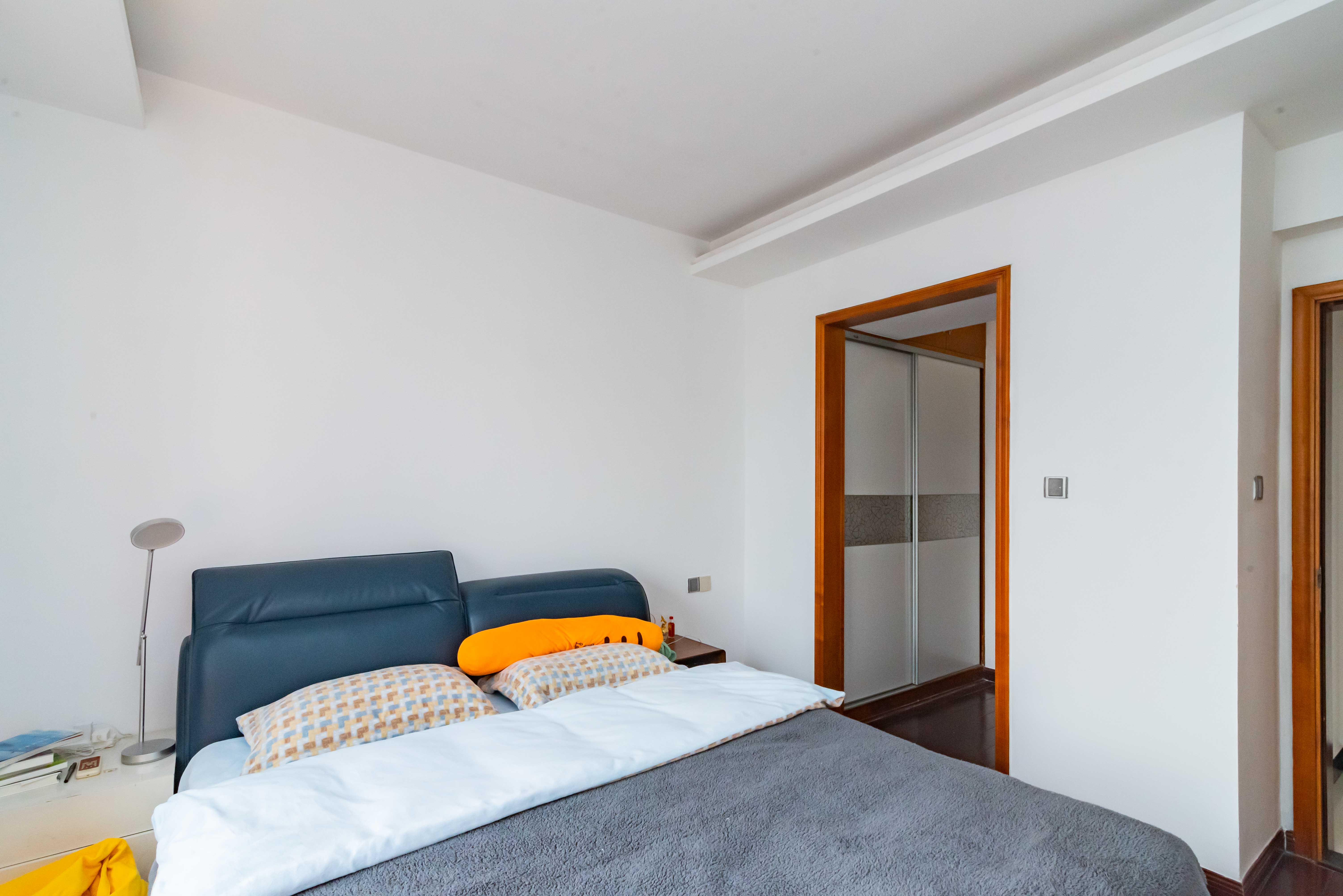 滨江君悦香邸  3室2厅2卫    158.0万卧室