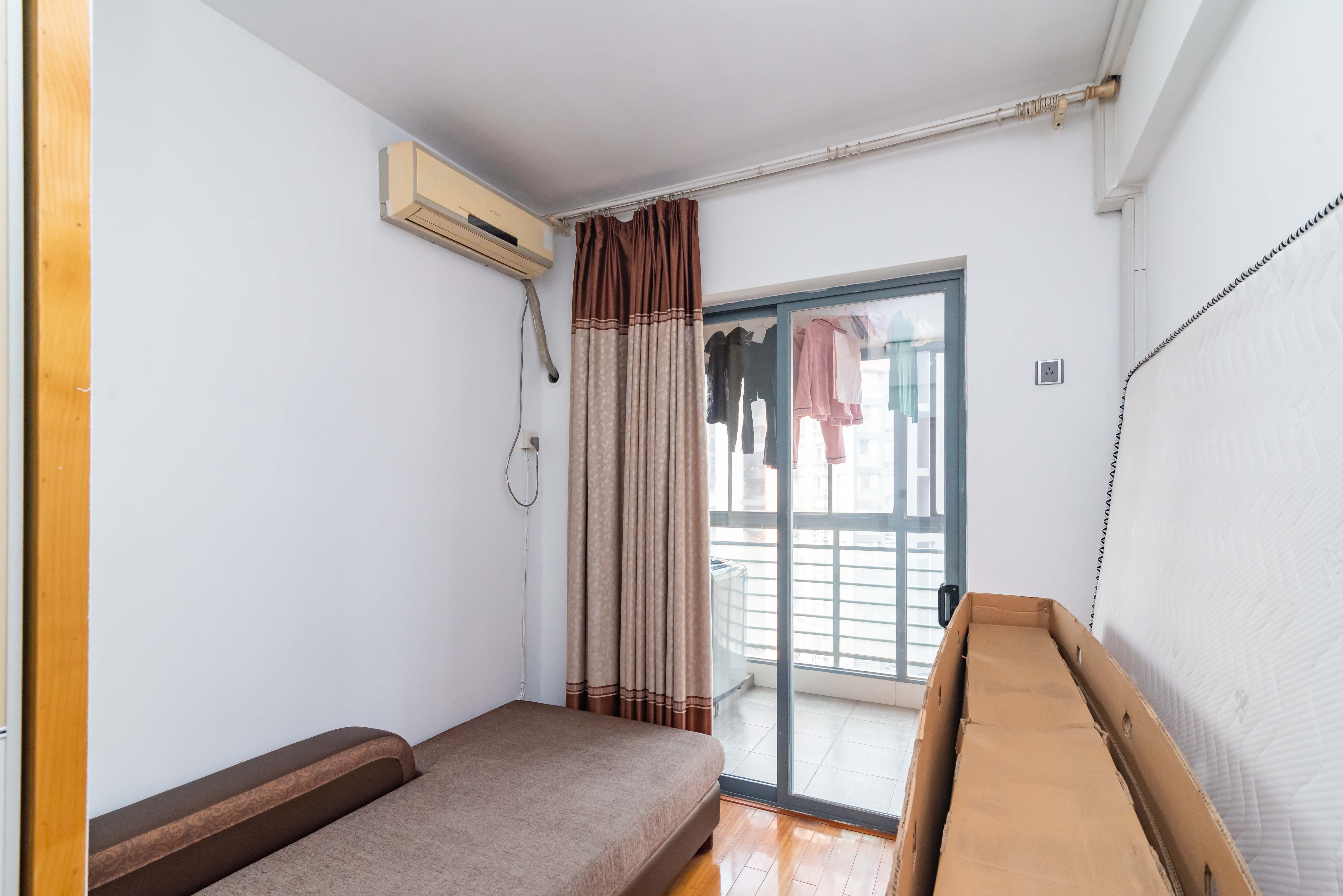 滨江君悦香邸  3室2厅2卫    158.0万卧室