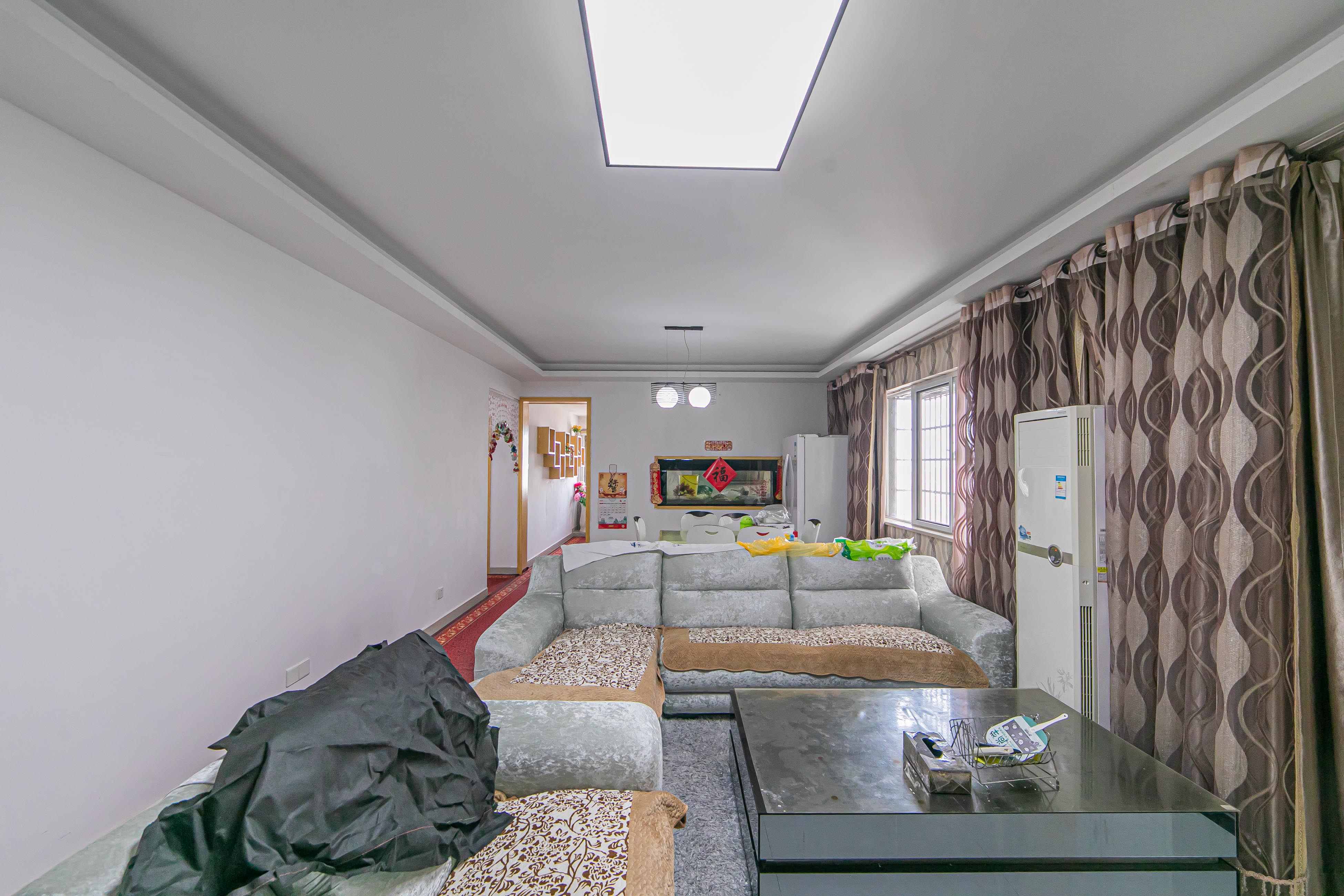 警苑星城 4室2厅2卫 79.80万 警苑星城 4室2厅2卫 79.80万客厅