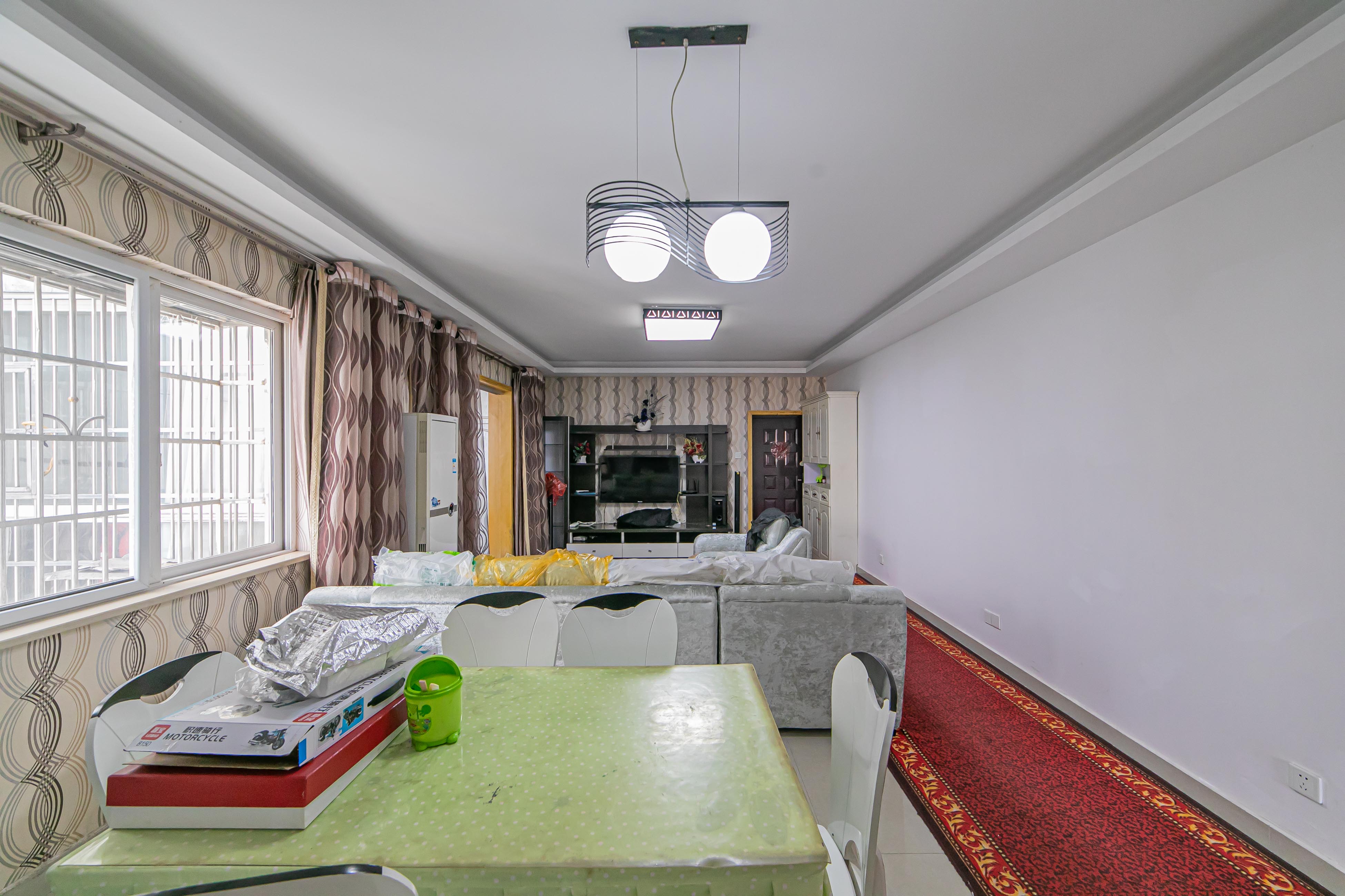 警苑星城 4室2厅2卫 79.80万 警苑星城 4室2厅2卫 79.80万客厅